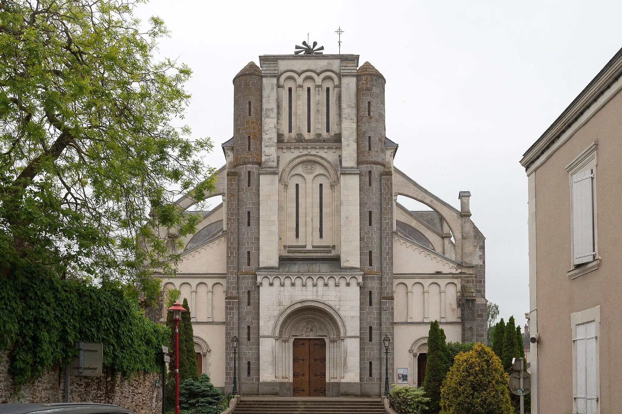 Photo showing: Church of Cossé-le-Vivien.