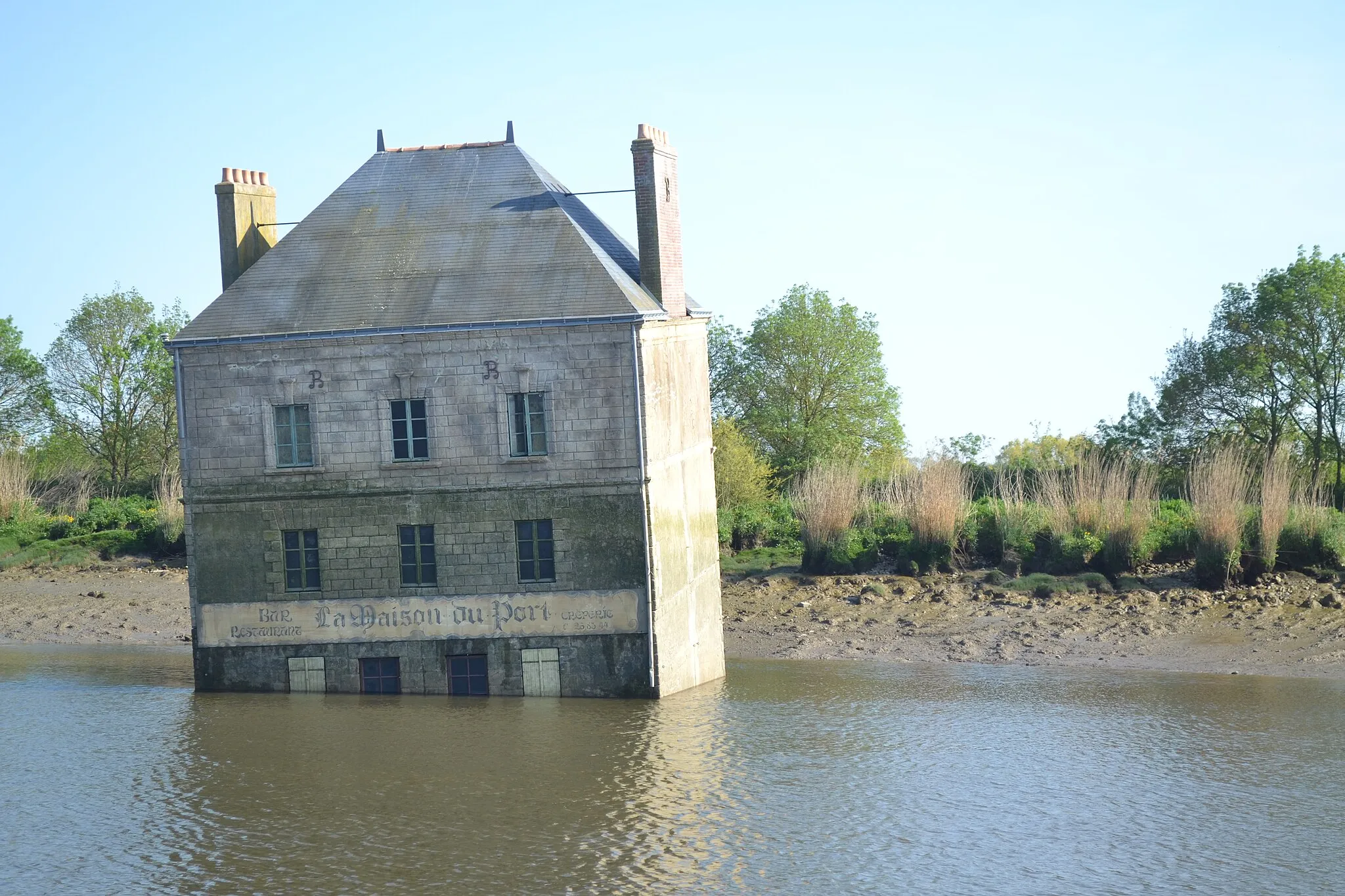 Photo showing: Maison dans la Loire à Couëron. Oeuvre de Jean-Luc Courcoult créée dans le cadre de la manifestation artistique « Estuaire 2012 ».