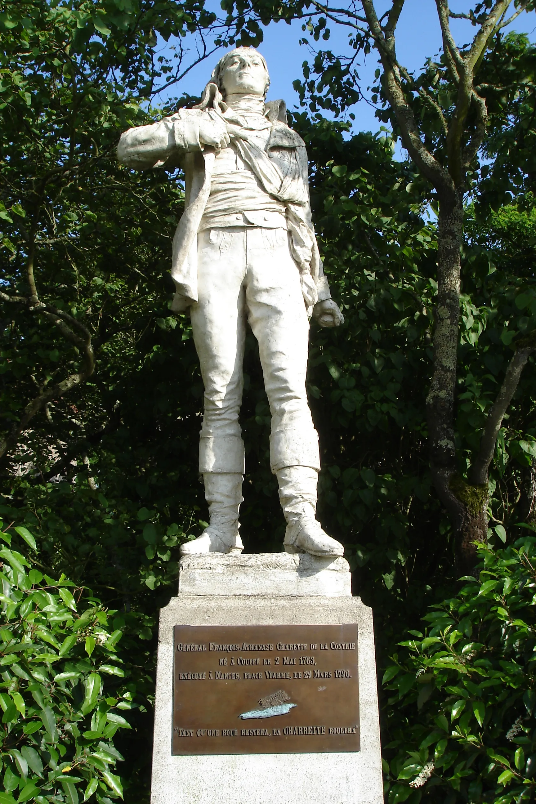 Photo showing: Général François-Athanase Charette de la Contrie, né le 2 mai 1763 à Couffé - Exécuté à Nantes place Viarme le 29 mars 1796 - Photo représentant la statue du général se trouvant devant sa demeure natale. Sa devise est : Tant qu'une roue restera, la Charette roulera. Sculpteur Émile Gaucher, inaugurée en août 1896.