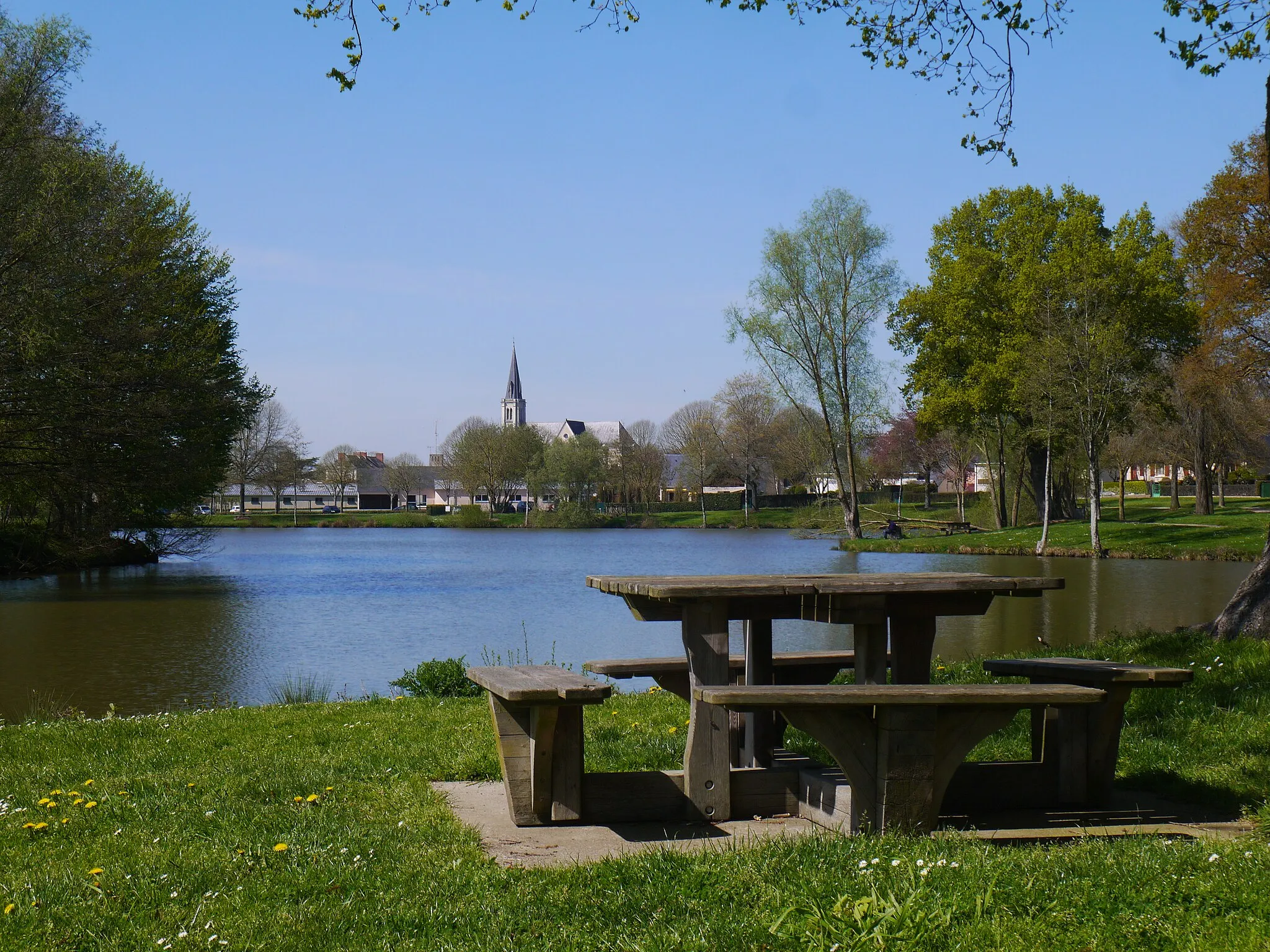 Photo showing: Le plan d'eau du Mûrier et l'église Saint-Nicolas.