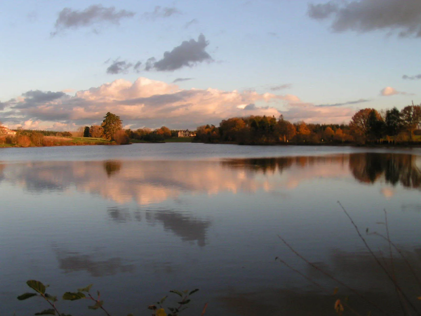 Photo showing: Le château du Rortheau et le lac y attenant à Dompierre sur Yon, Vendée.
Auteur: Olivier Coutanceau, particulier