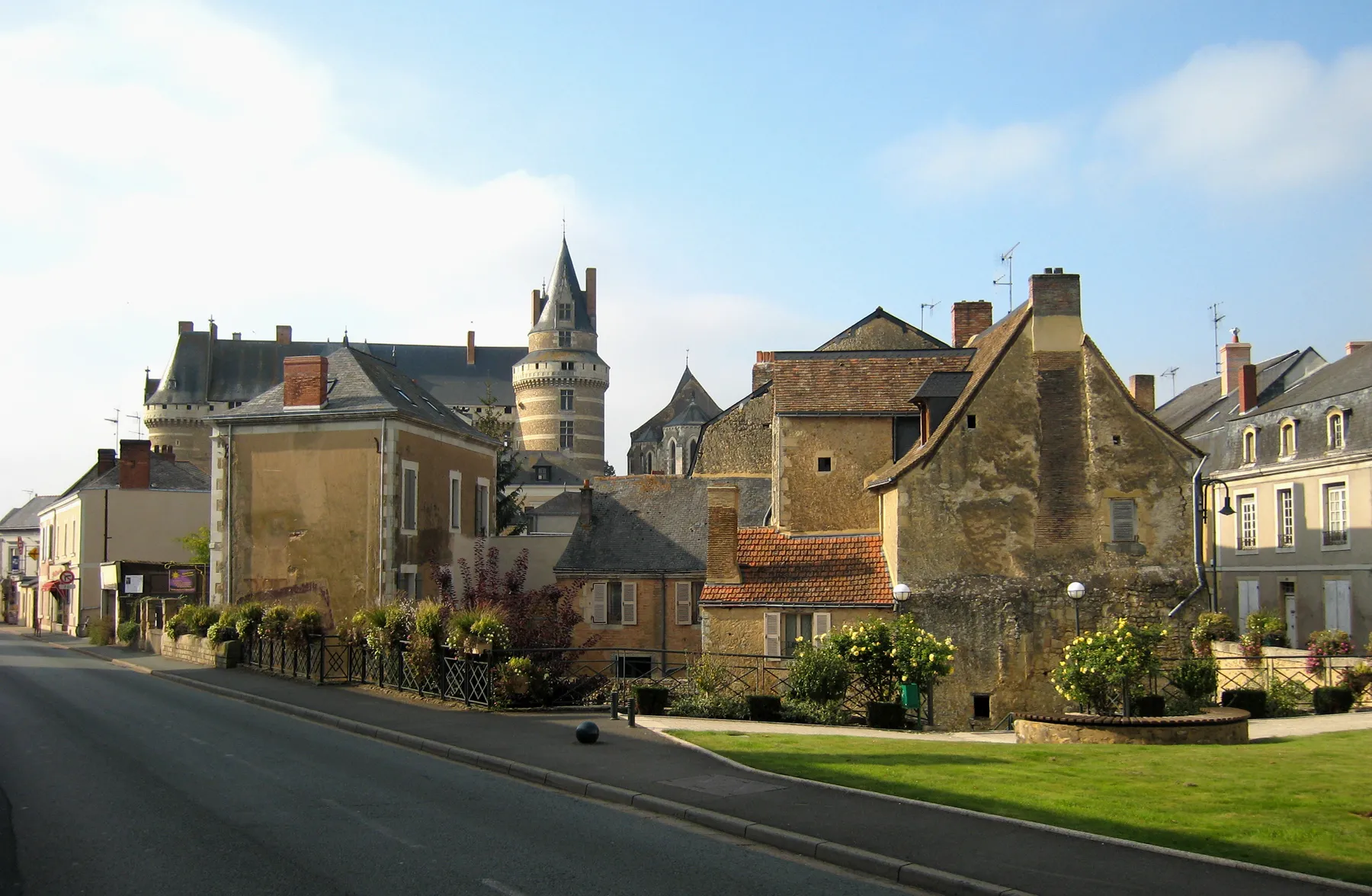 Photo showing: Village of Durtal, located in the county of Maine-et-Loire/France; the castle overlooking the lower town.