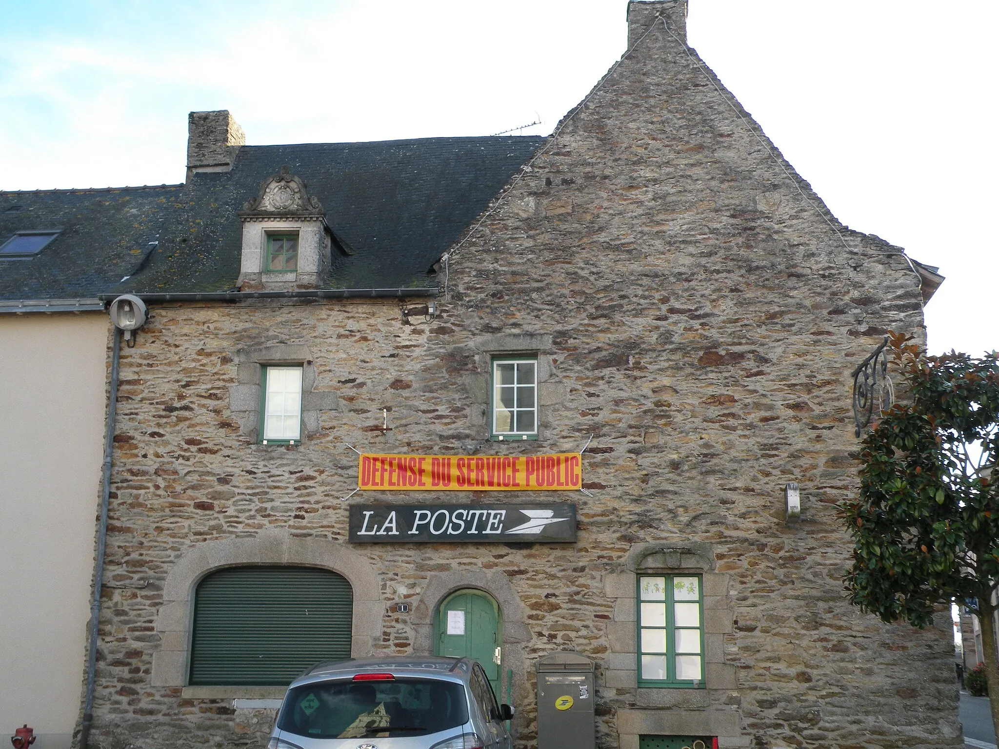 Photo showing: Poste (en danger) de Fégréac.