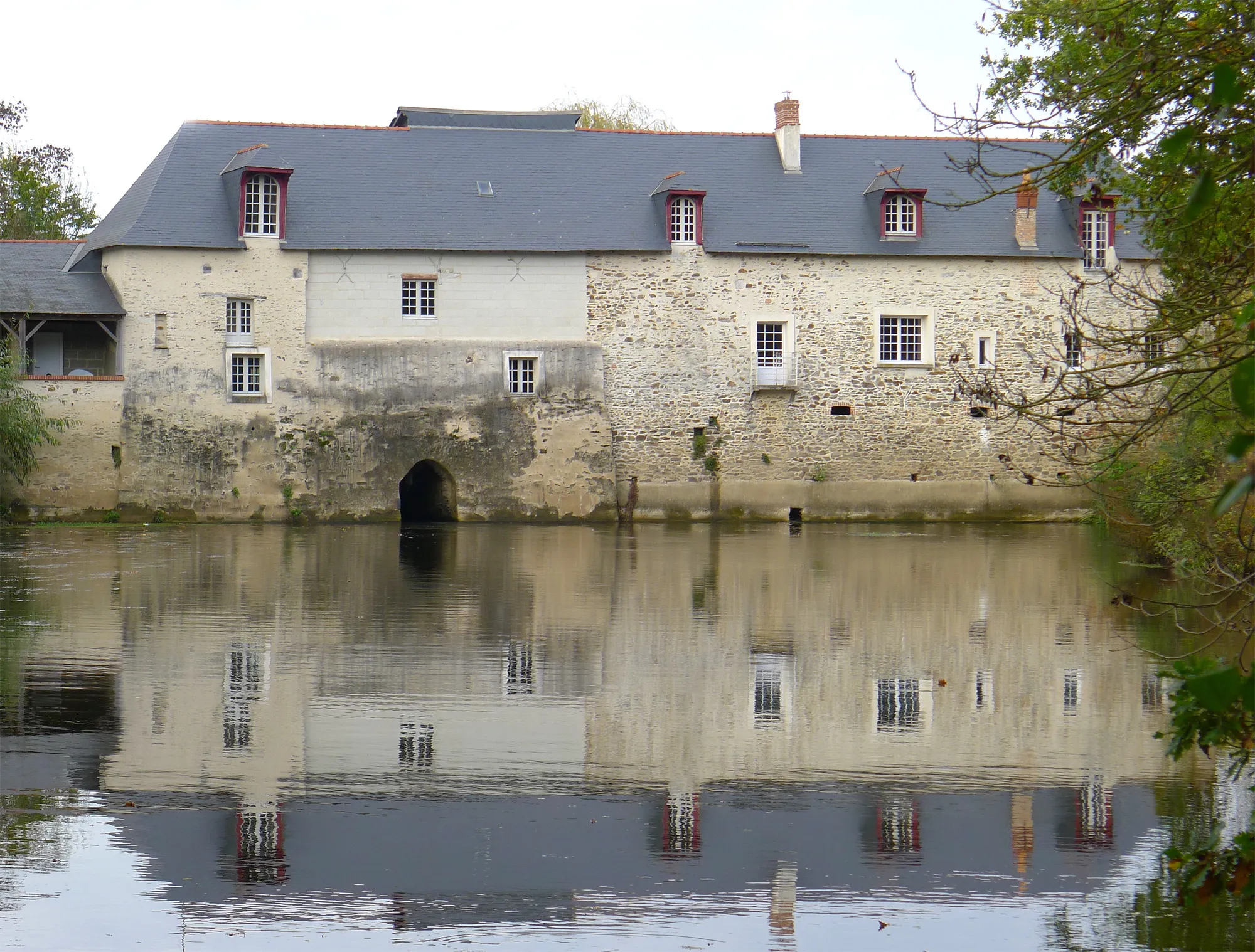 Photo showing: Moulin de Sautret (ou Sautré ?) sur la Suine, court affluent de la Mayenne - Feneu (Maine et Loire, France)