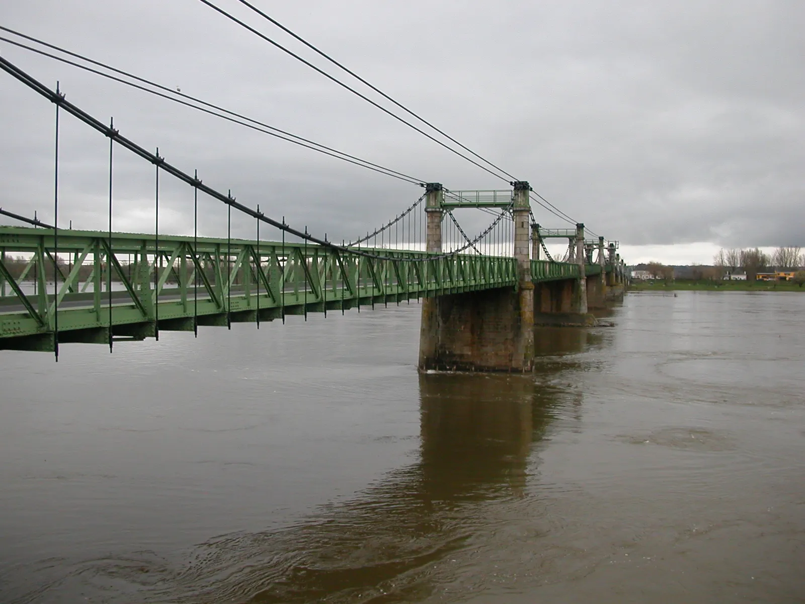 Photo showing: Bridge over the Loire river between Ingrandes, Maine-et-Loire and Le Mesnil-en-Vallée