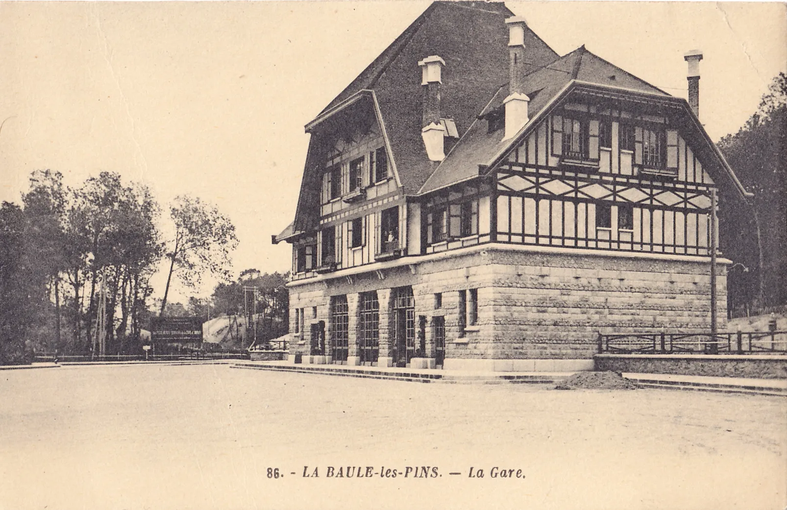 Photo showing: Carte postale ancienne éditée par Artaud, n°86  : LA BAULE-LES-PINS - La Gare