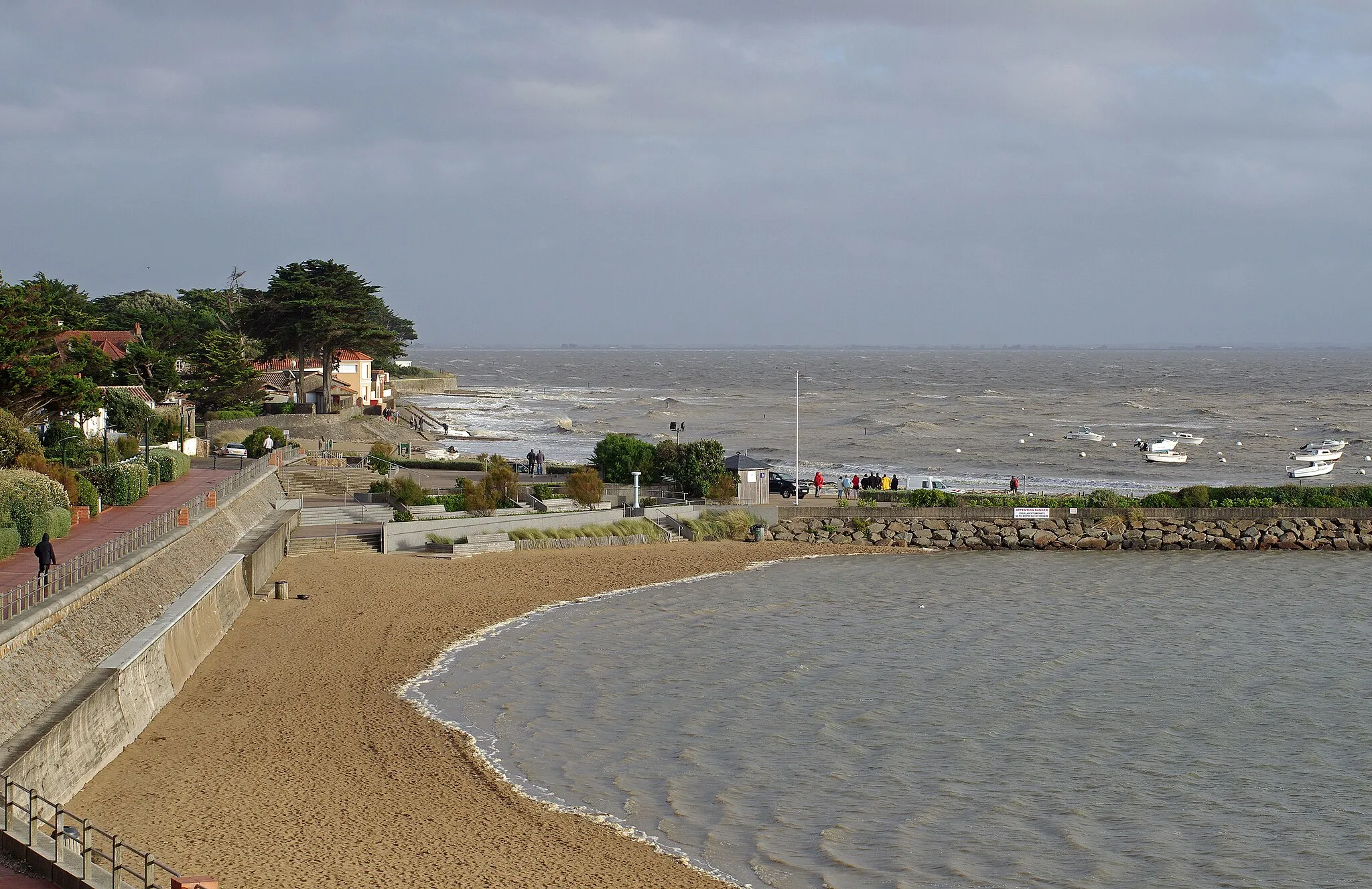 Photo showing: La-Bernerie-en-Retz (Loire-Atlantique)

La promenade Sainte Anne vue depuis l'hôtel Le Grand Large.