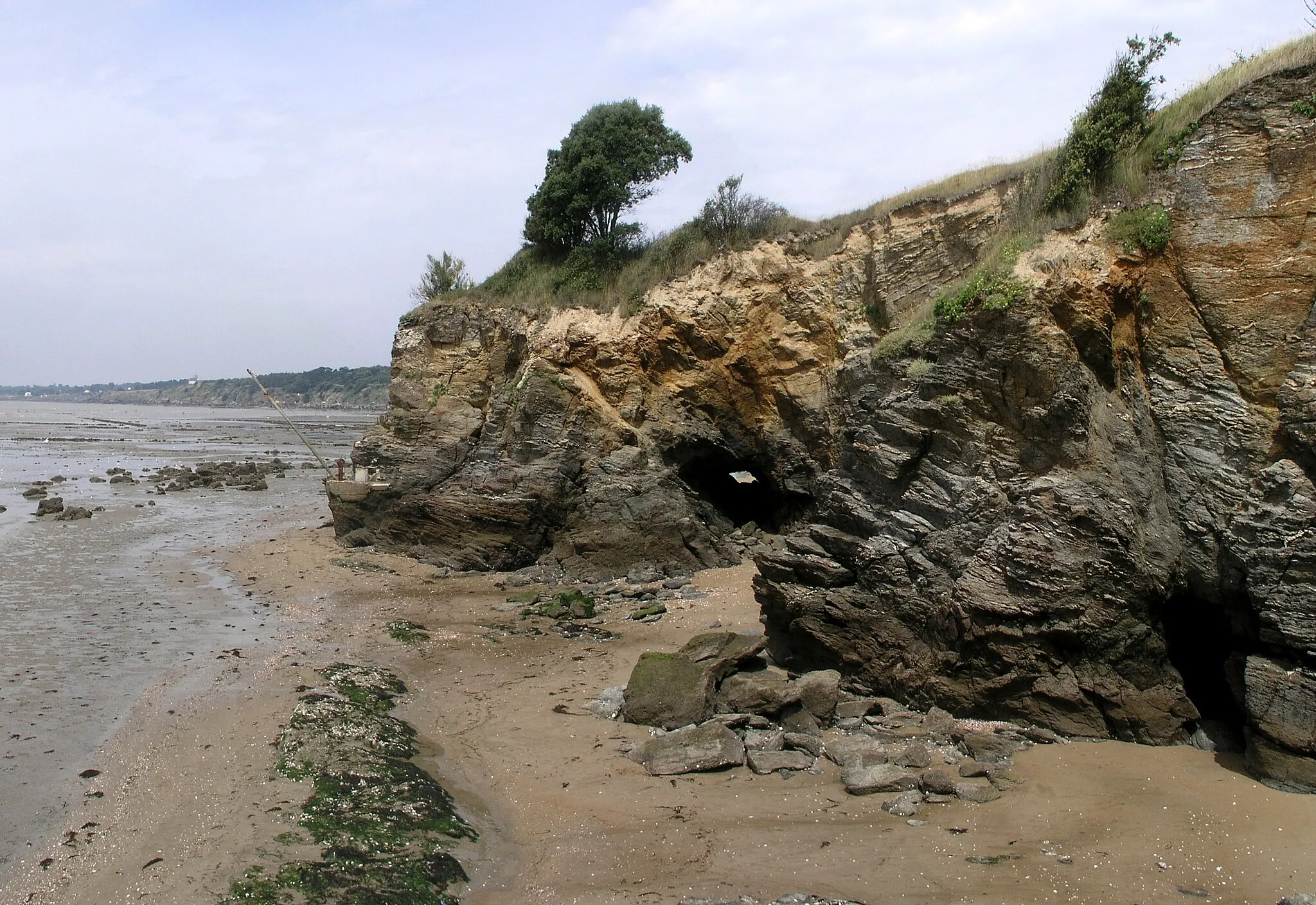 Photo showing: La roche Percée à la pointe de la Rinais, La Bernerie-en-Retz, Loire-Atlantique, France.