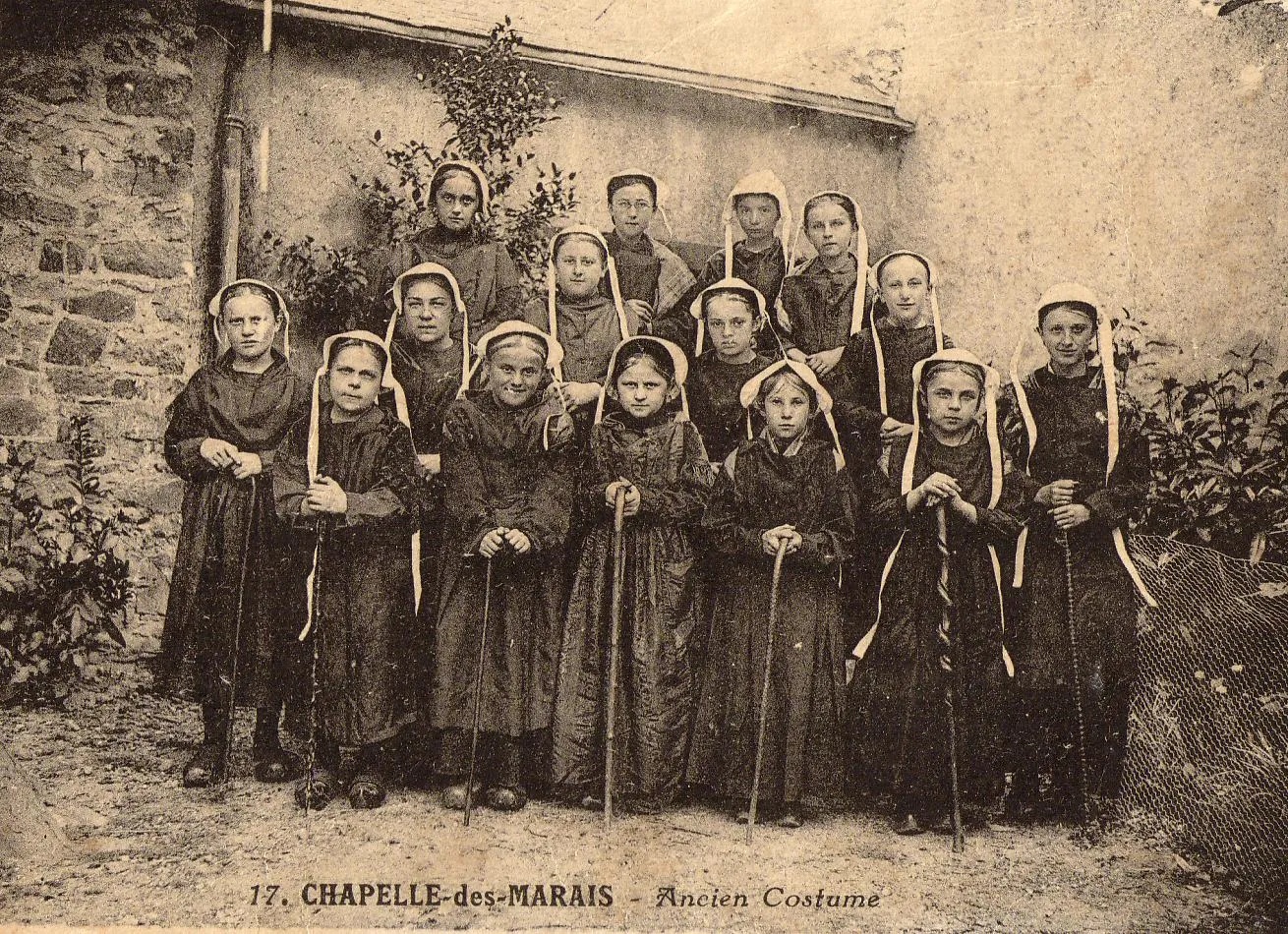 Photo showing: Anciens costumes traditionnels (Photo prise vers 1930)