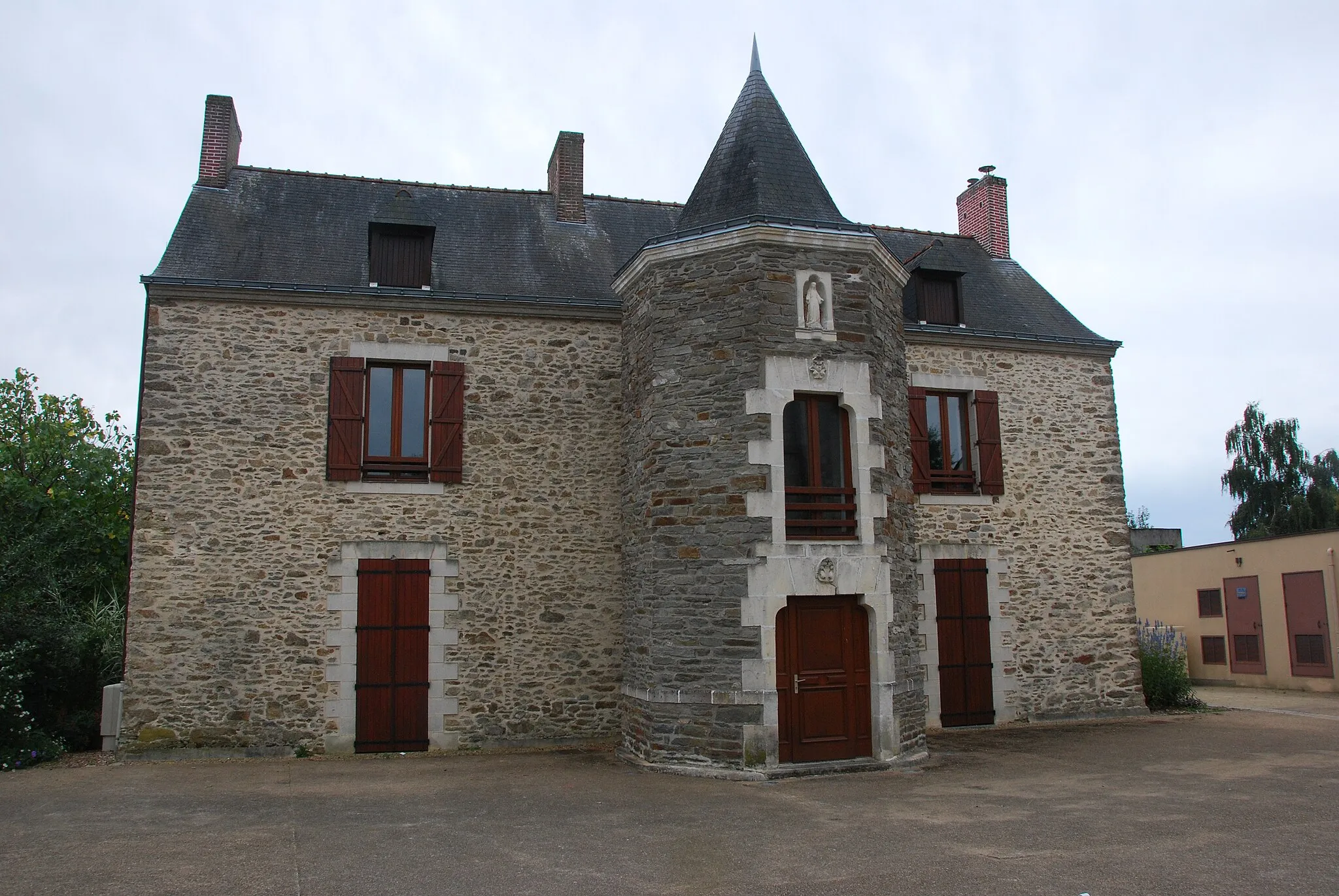 Photo showing: Médiathèque (ancien presbytère) de La Chapelle des Marais