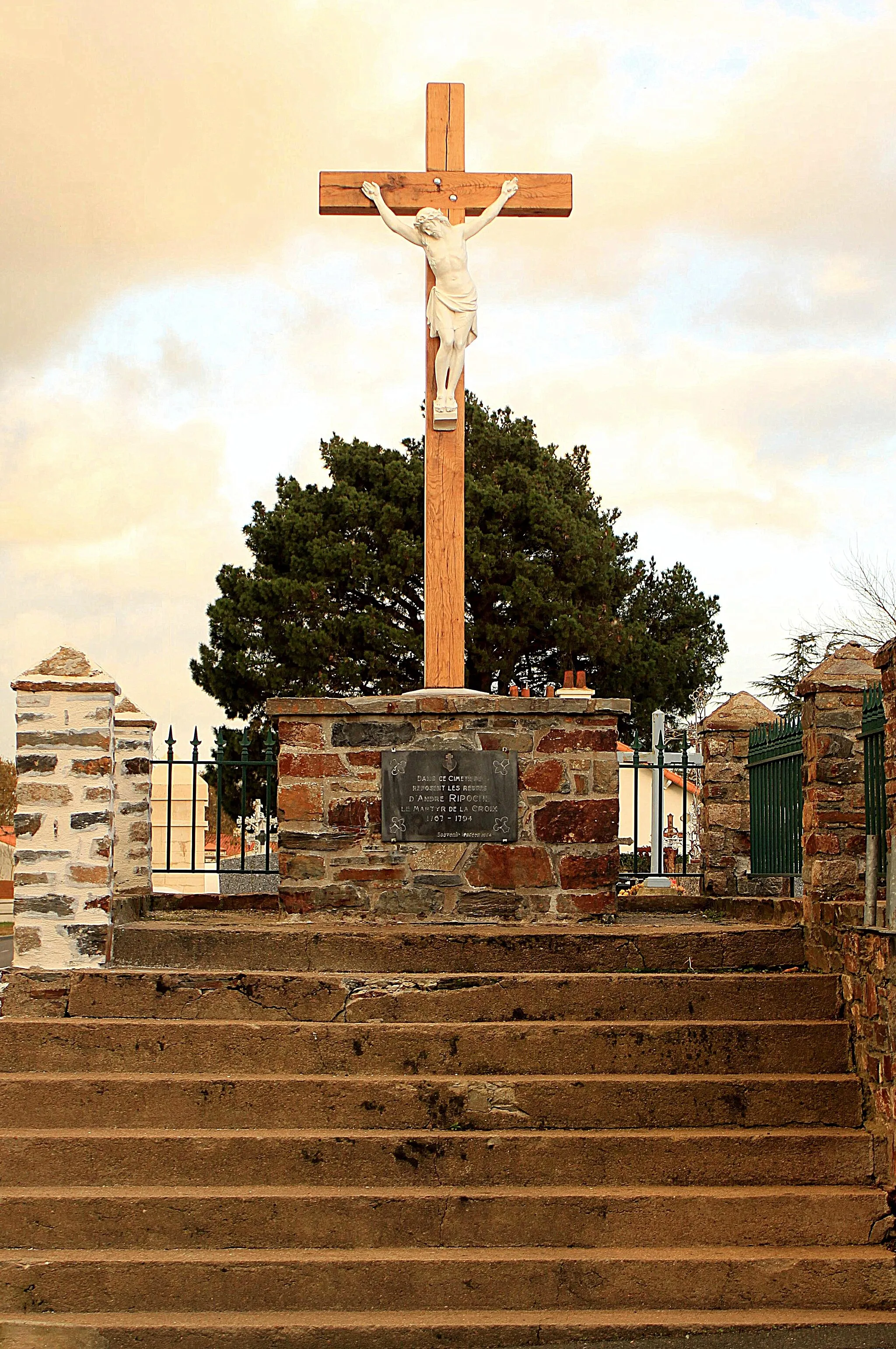 Photo showing: Cemetery Cross where lies the remains of André Ripoche, Vendée Remembrance, La Chapelle-Heulin, France.