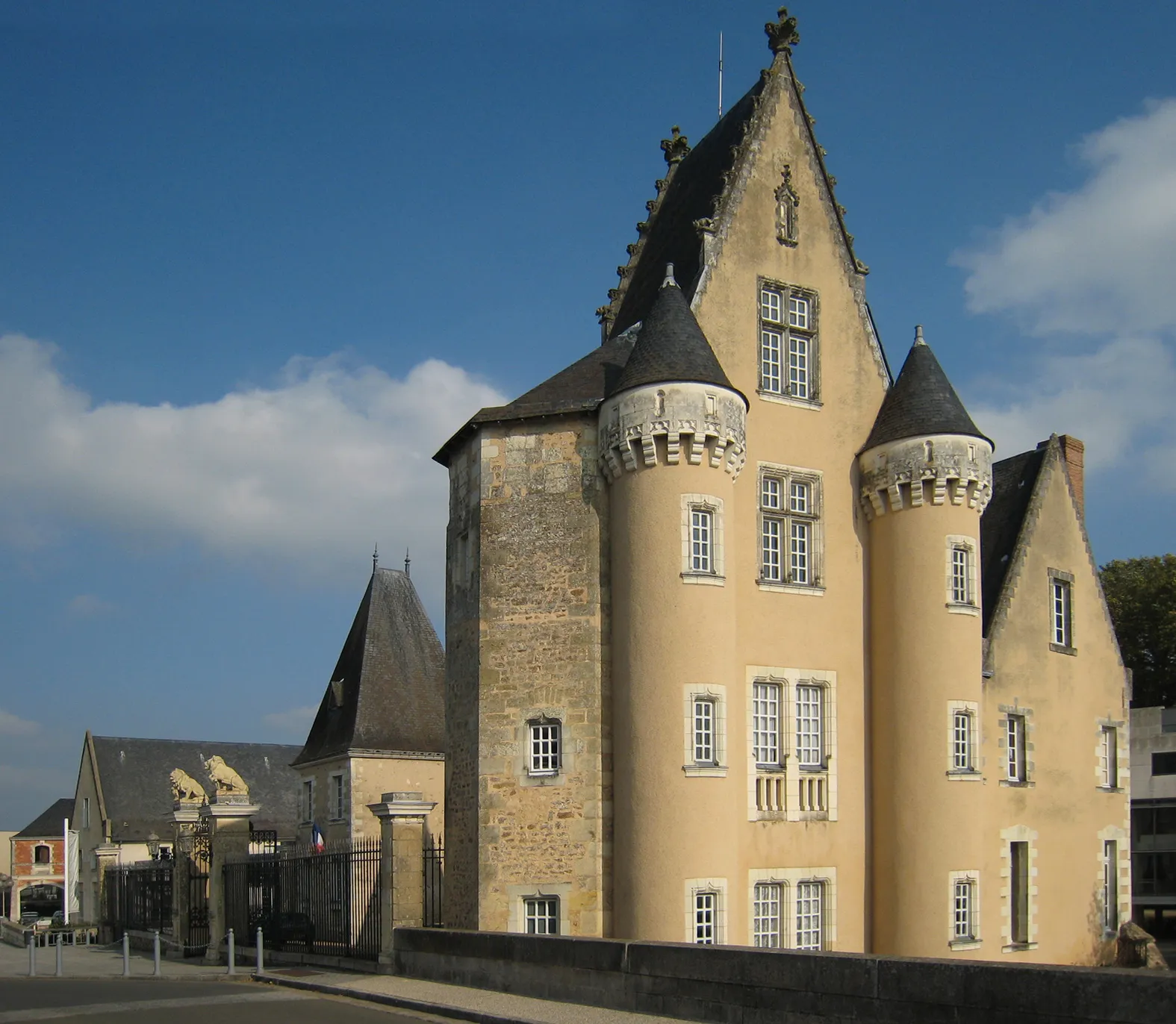 Photo showing: Town of La Flèche in the county of Sarthe/France; the former Château des Carmes was transformed and became Townhall in 1994.