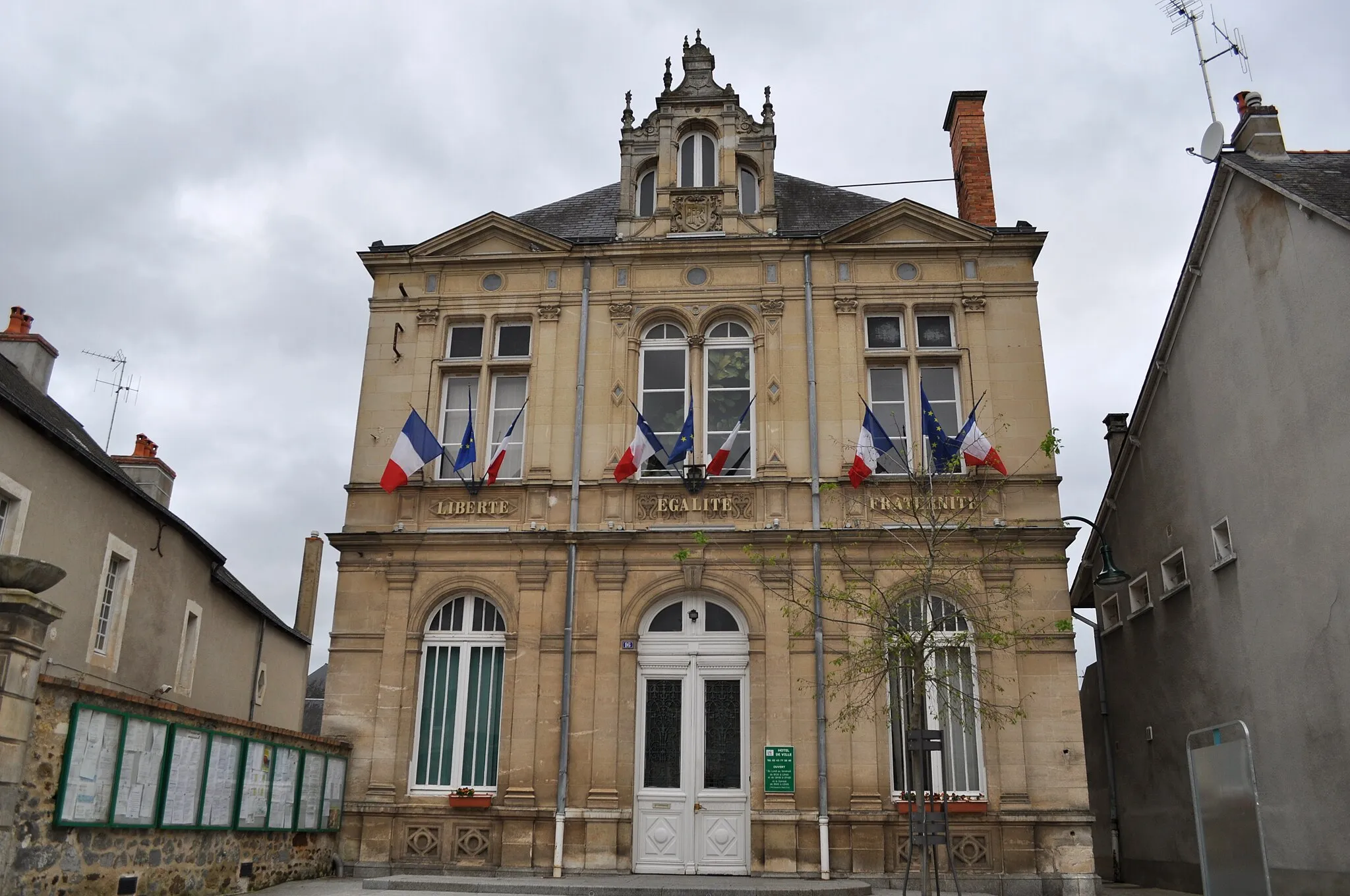 Photo showing: L'hôtel de ville de la Suze-sur-Sarthe (Sarthe)