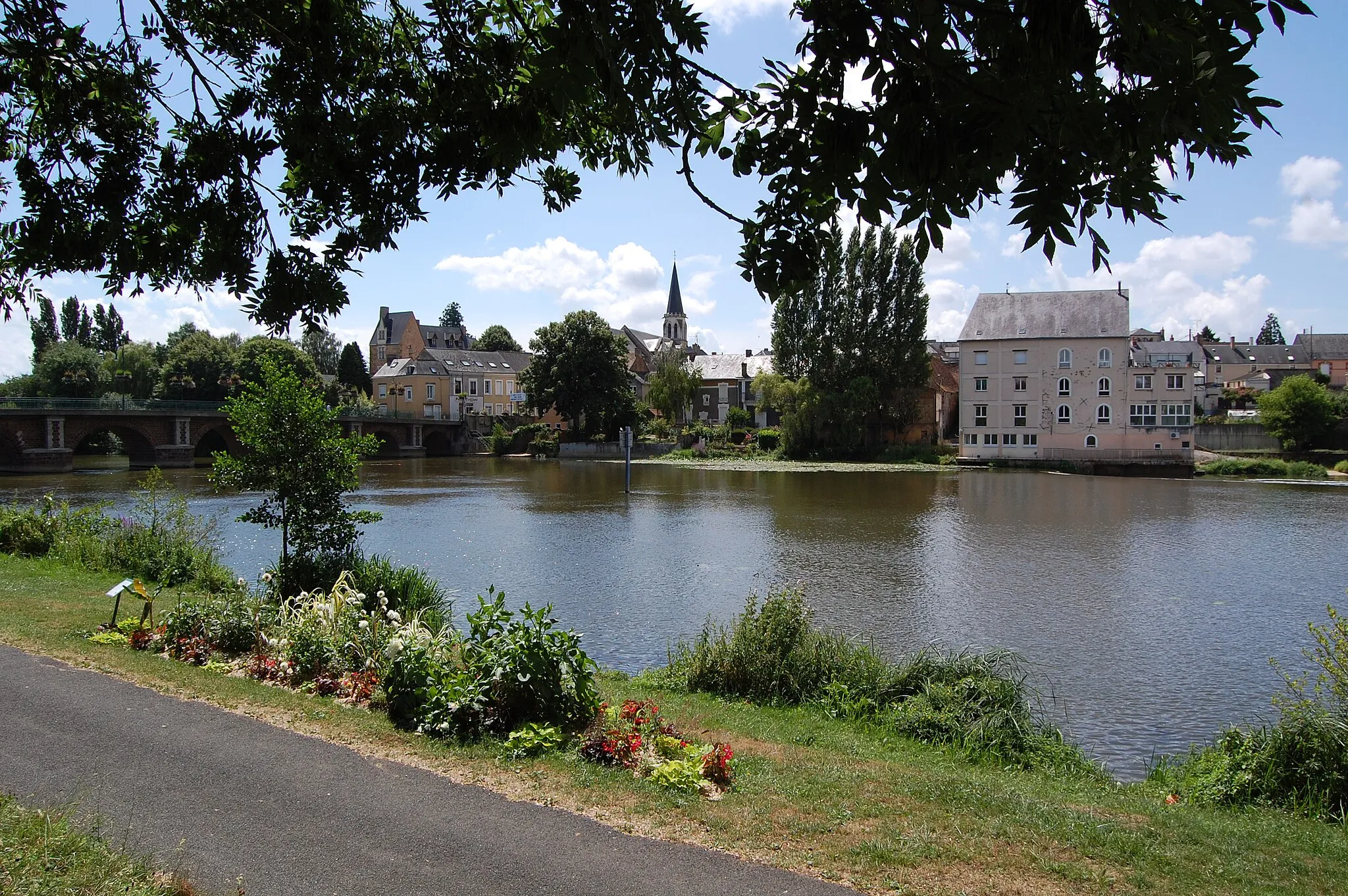 Photo showing: La Suze sur Sarthe vue du halage