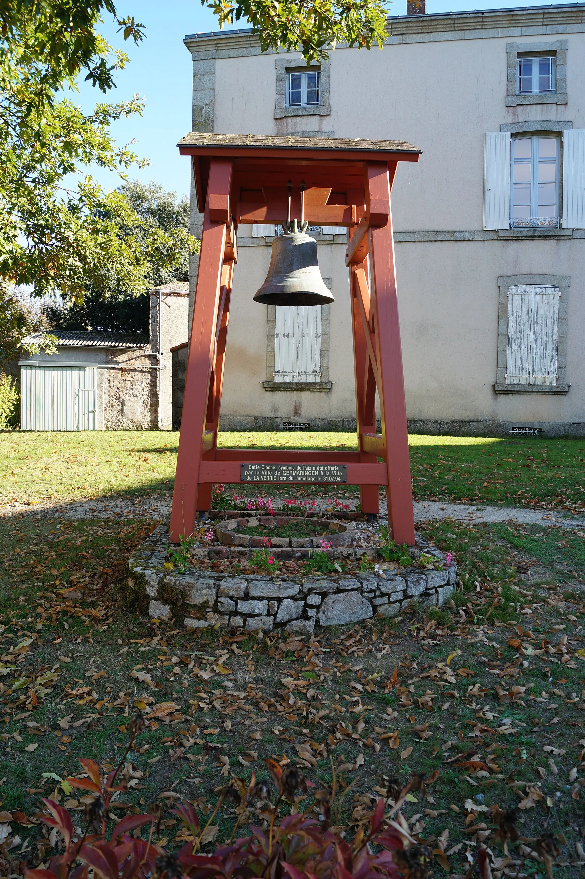 Photo showing: La cloche offerte par la Gemeinde de Germaringen.