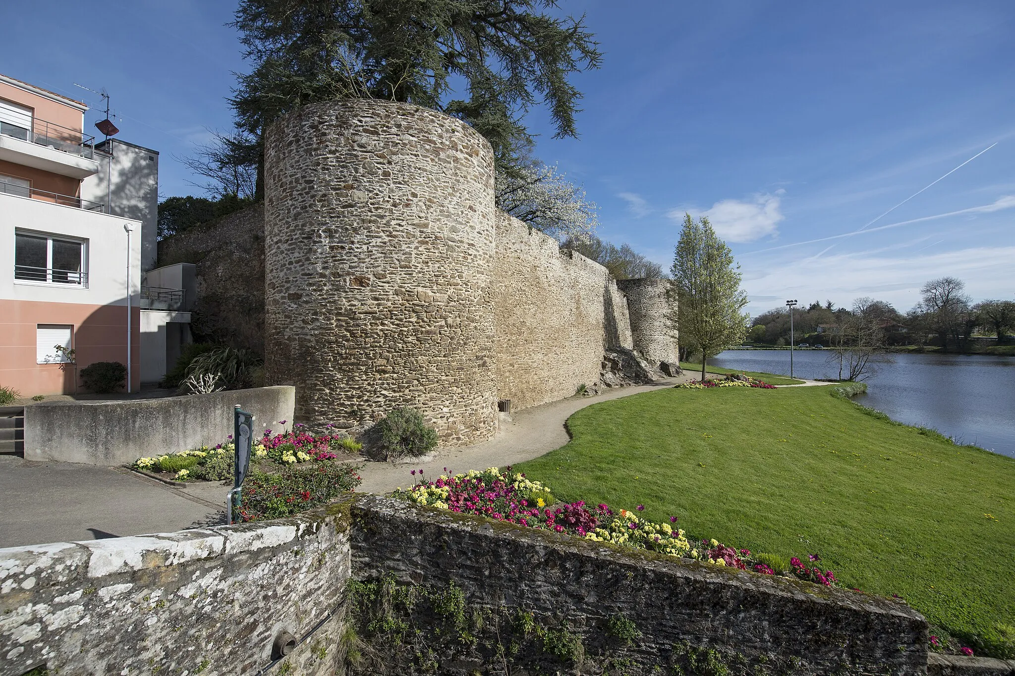 Photo showing: Deux des trois tours restantes du château, Le Loroux-Bottereau, Loire-Atlantique.