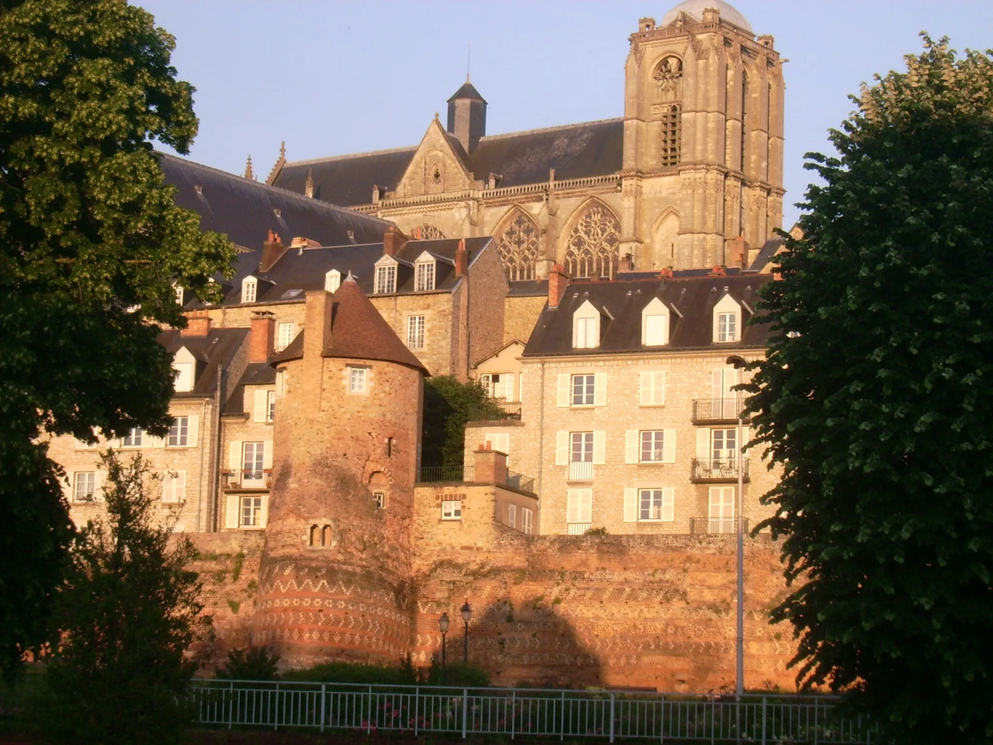 Photo showing: The St Julien's cathédral and theGallo-Romain walls of Le Mans.