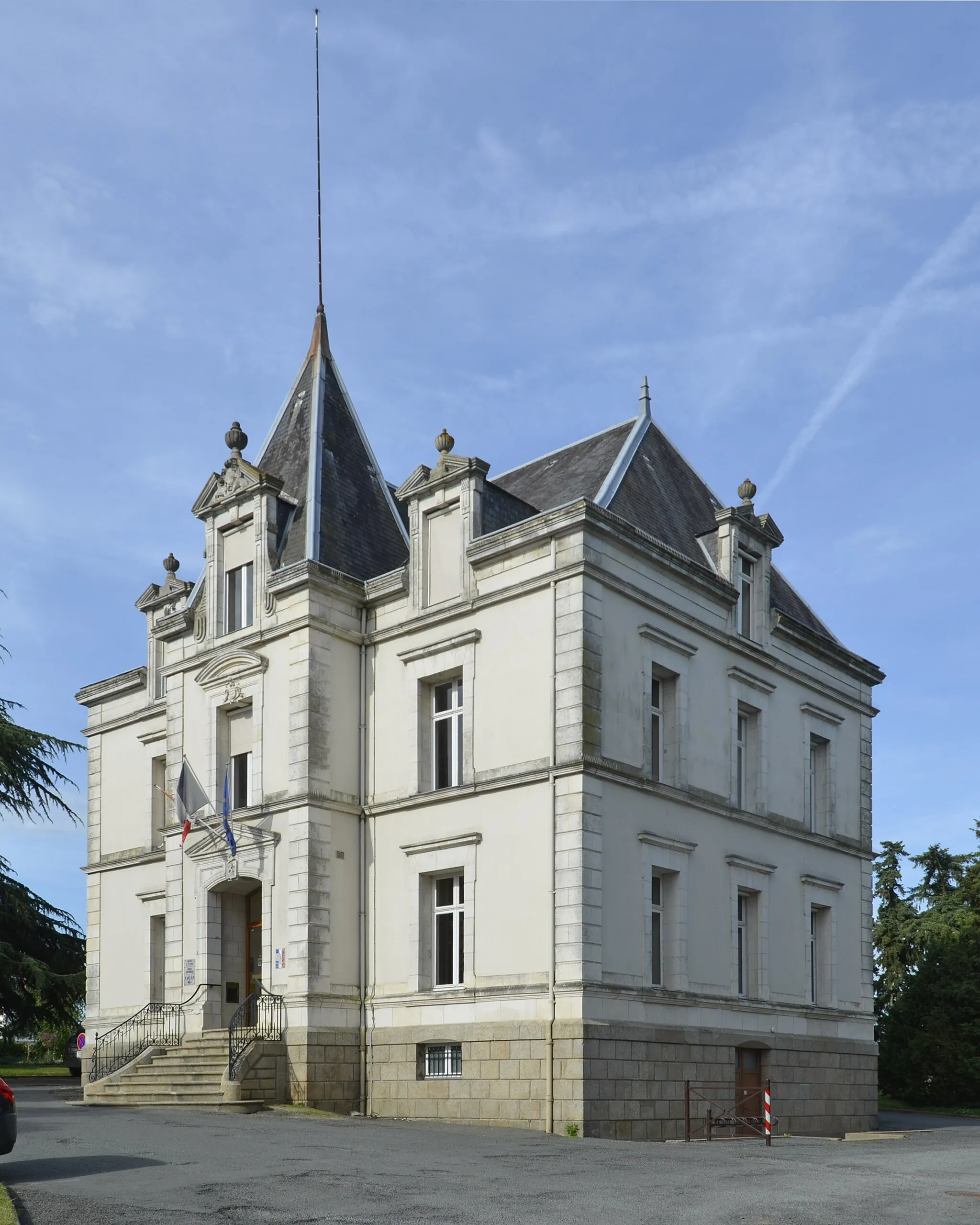 Photo showing: Les Herbiers city hall - Vendée, France