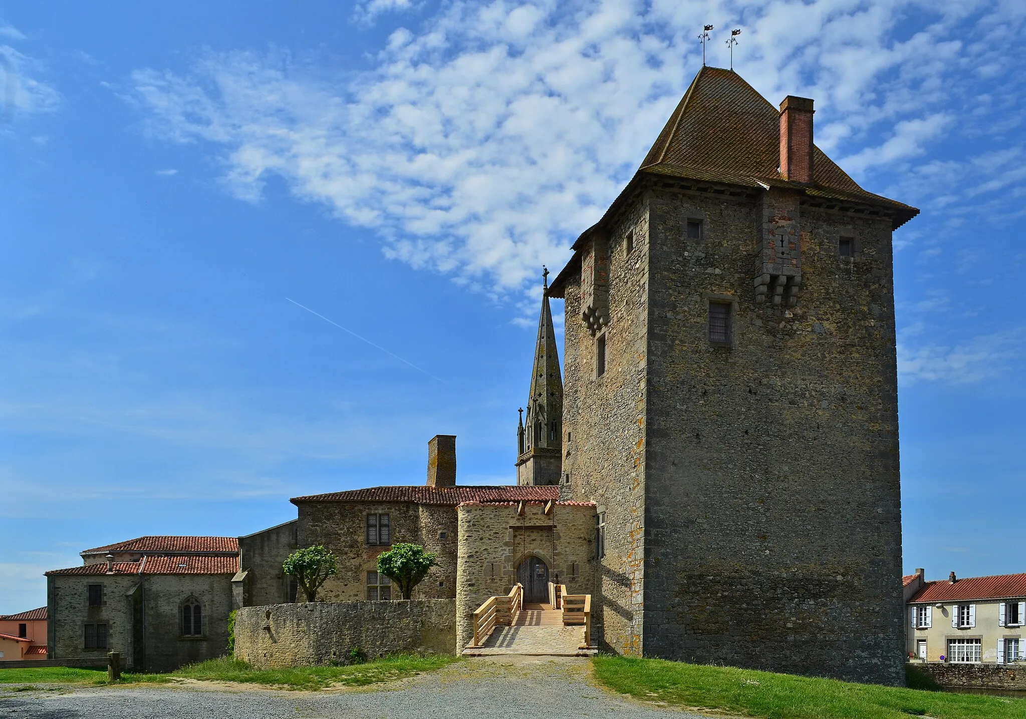 Photo showing: Front view of Ardelay castle - Les Herbiers, Vendée