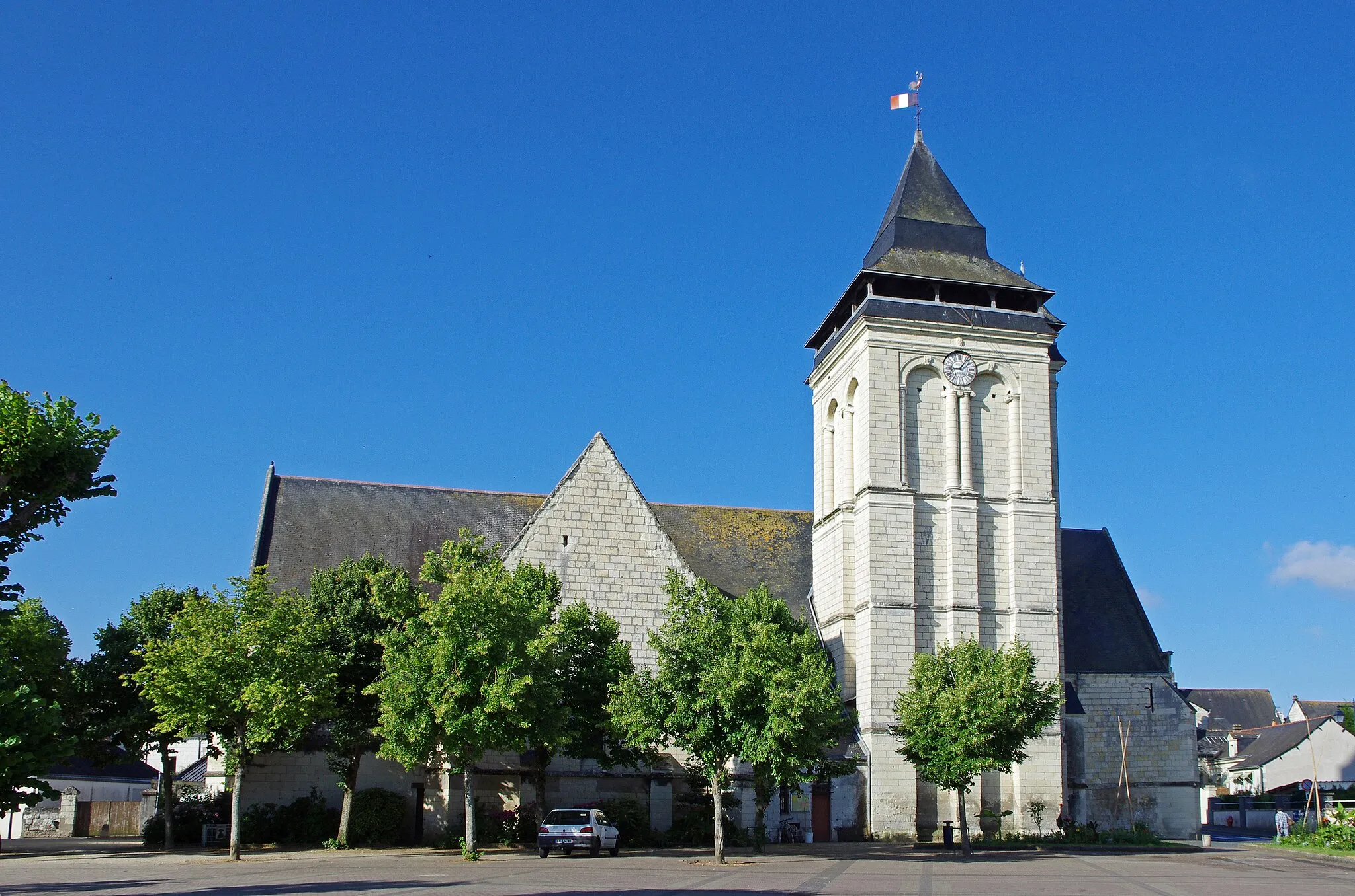 Photo showing: Les Rosiers-sur-Loire (Maine-et-Loire)
Église Notre-Dame.
L'église Notre-Dame des Rosiers-sur-Loire a été construite en 1267, après la fondation de la paroisse des Rosiers sur Loire en 1260.
C'est l'évêque d'Angers qui autorisa sa construction en raison de l'accroissement de la population.
Au XVe siècle, deux chapelles latérales, ont été ajoutées ainsi qu'une petite sacristie au sud-est.
Le clocher a été érigé dans la première moitié du XVIe siècle (la date de 1538 peut encore se voir sur un cartouche de l’avant dernière fenêtre) par l'architecte angevin Jean Delespine*.  De style renaissance, il est composé de deux tours carrées, dont la plus petite et la plus ouvragée est la tour d'escalier.  il a été  repris au 19e siècle et doté d’une galerie balcon depuis laquelle on peut profiter d’une vue panoramique.

Jean Delespine (1505-1576), connu aussi pour avoir construit le clocher de l'église de Beaufort-en-Vallée et le lanternon central de la cathédrale d'Angers.