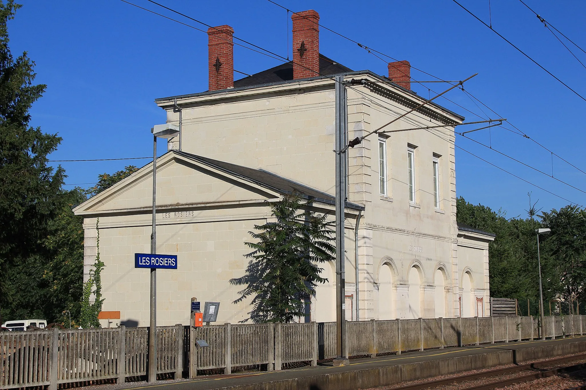 Photo showing: L'ancien bâtiment voyageurs de la gare des Rosiers-sur-Loire.