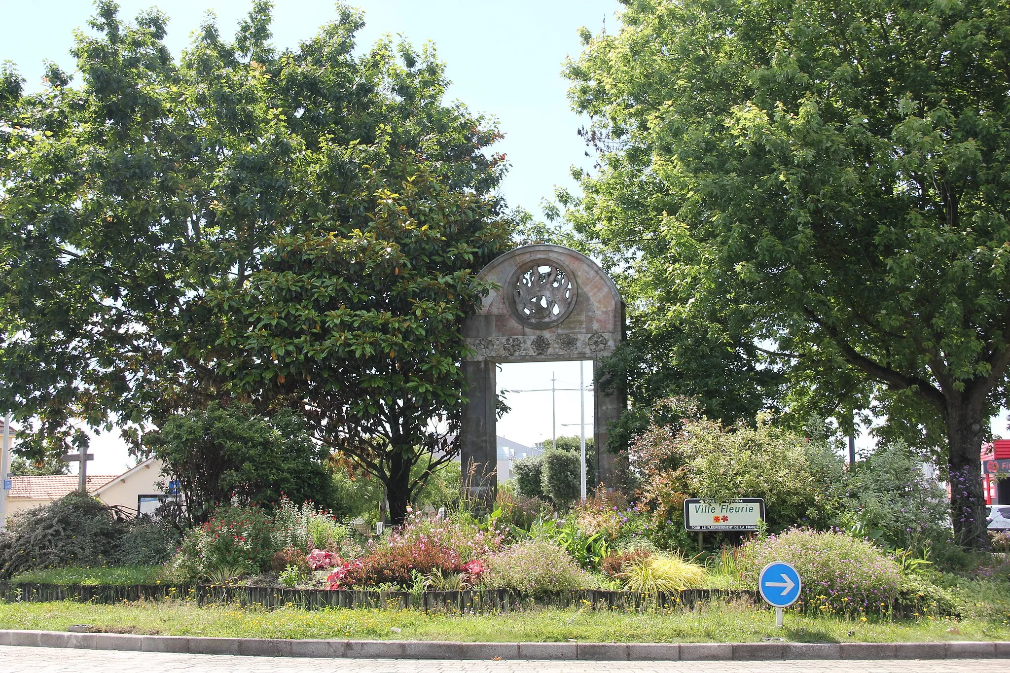 Photo showing: L'arche de la porte Sud, qui marque l'entrée de la commune des Sorinières.