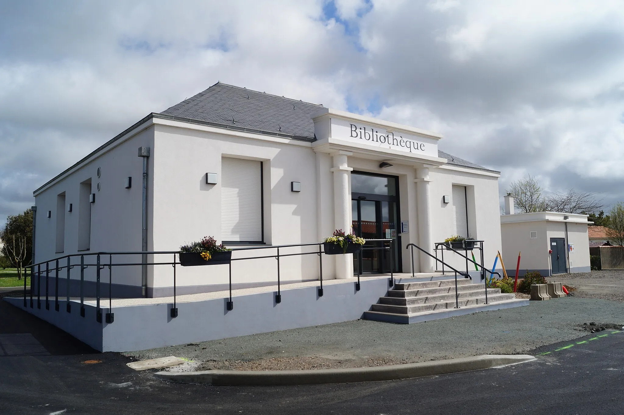 Photo showing: La bibliothèque municipale de Longeville-sur-Mer depuis la place Tony-Barbot.
Ancienne mairie, elle était la « gare de Longeville » à l’origine.