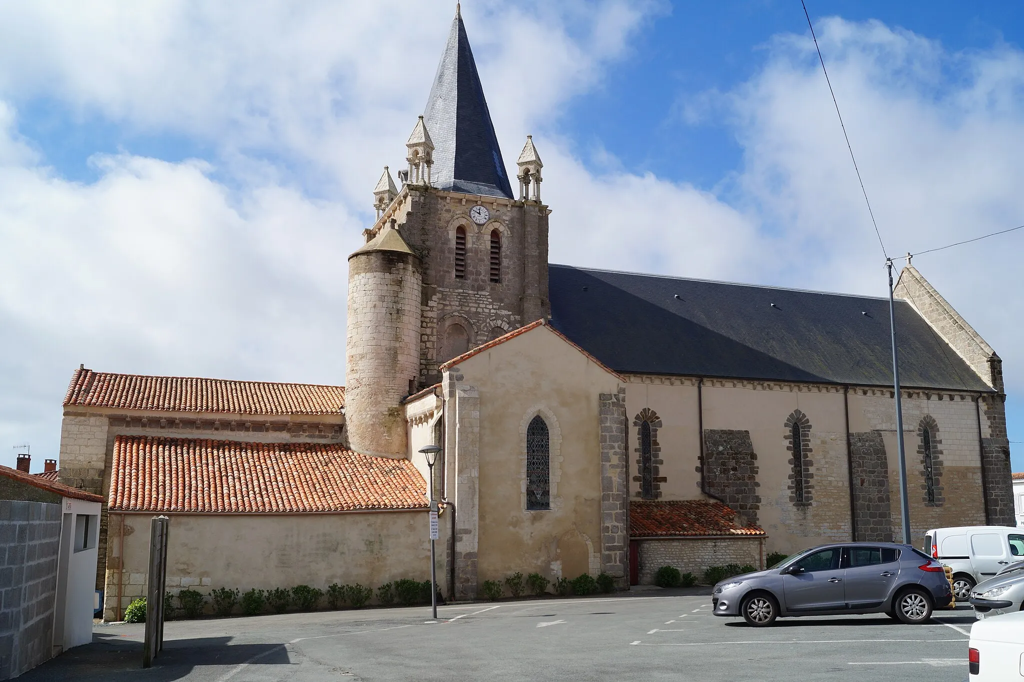 Photo showing: L’église Notre-Dame-de-l’Assomption de Longeville-sur-Mer depuis la rue Hoche.