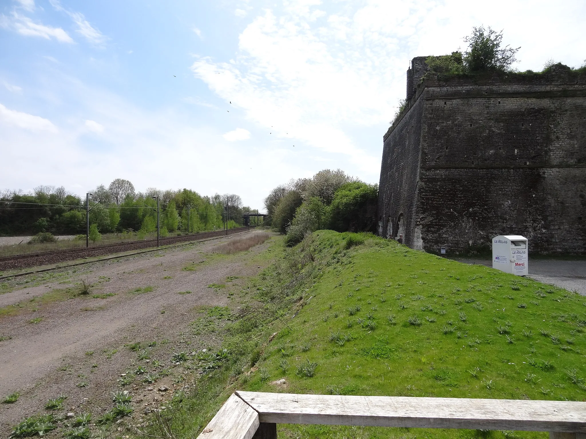 Photo showing: Vue des fours à chaux en sortie de la gare de Louverné (Mayenne)