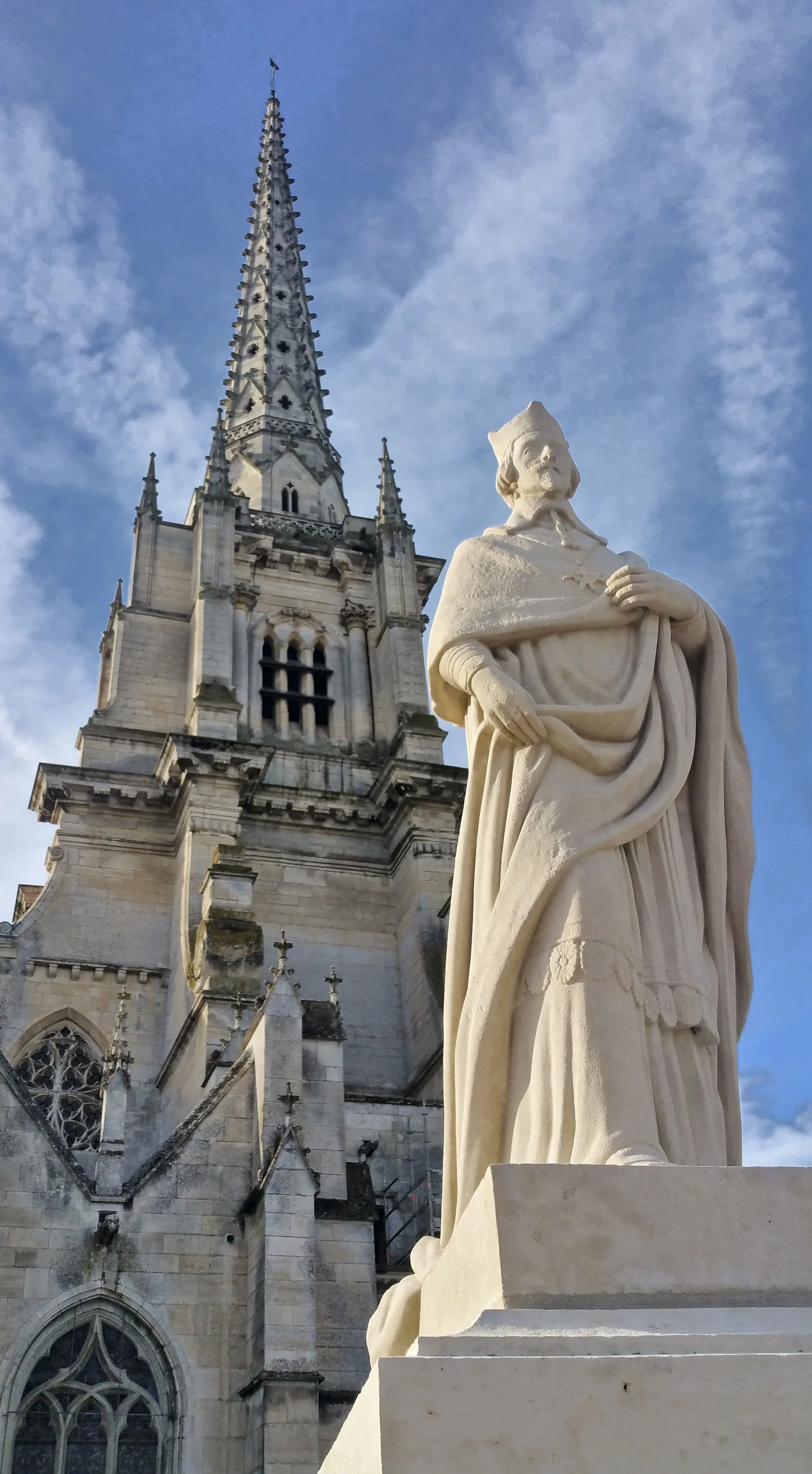 Photo showing: La nouvelle place Richelieu à Luçon - Vendée France
La statue a été remise en neuf en 2017