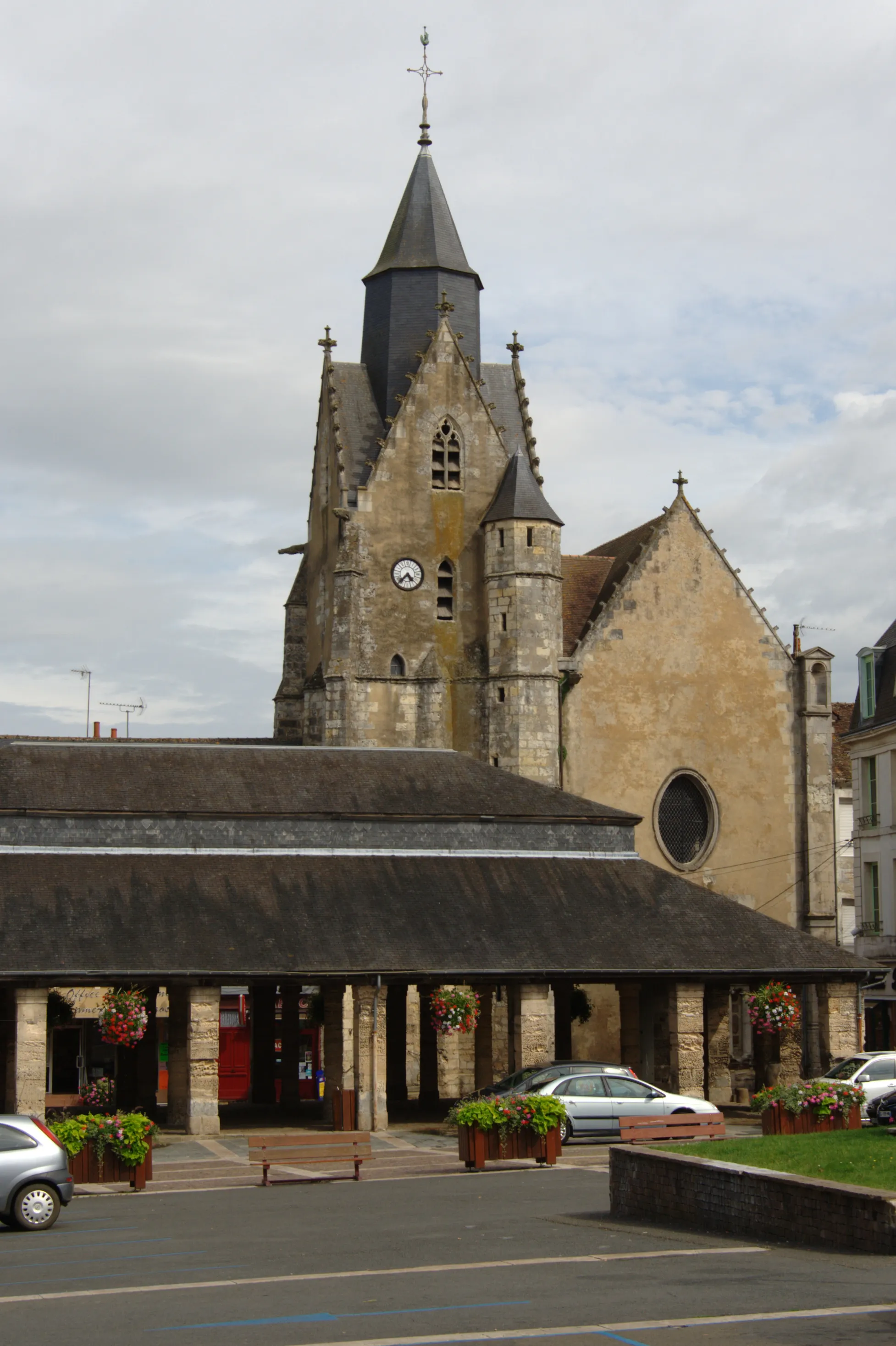 Photo showing: Halle aux grains et église Saint-Nicolas de Mamers.