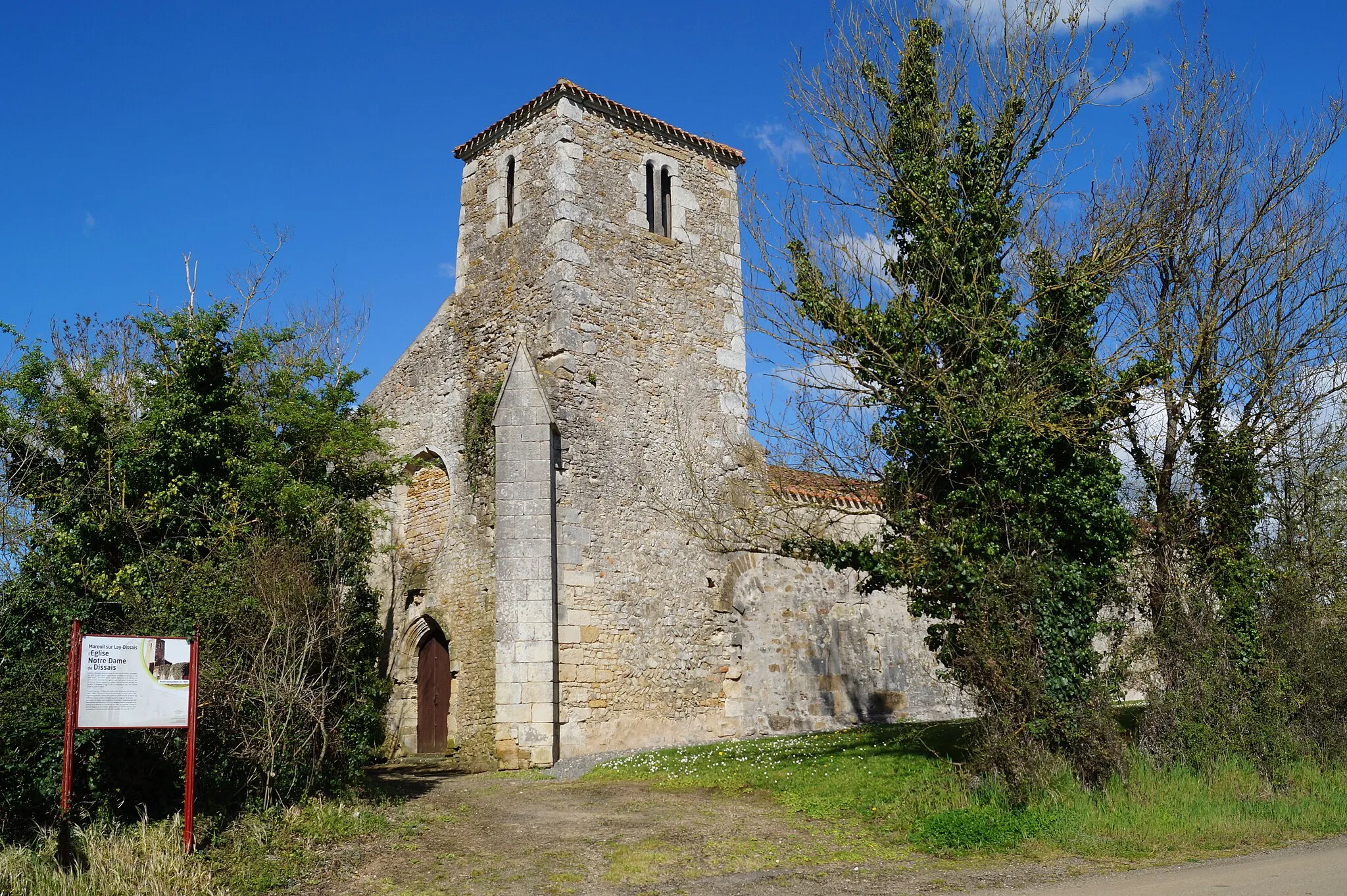 Photo showing: L’église Saint-Hilaire de Dissais depuis la rue François-Sabourin.