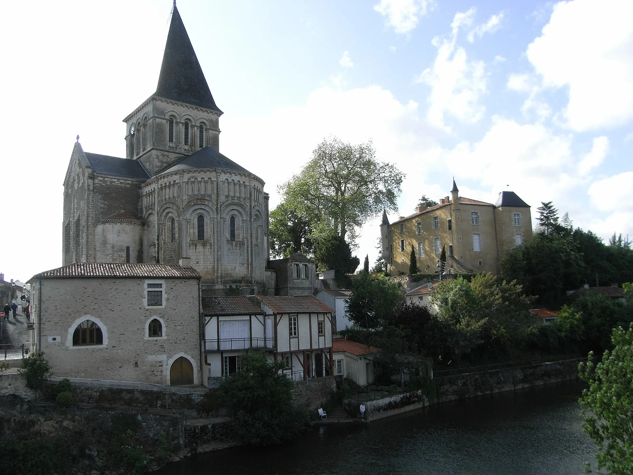Photo showing: Vue de l'église et du Lay (fleuve) à Mareuil-sur-Lay-Dissais (Vendée en France)