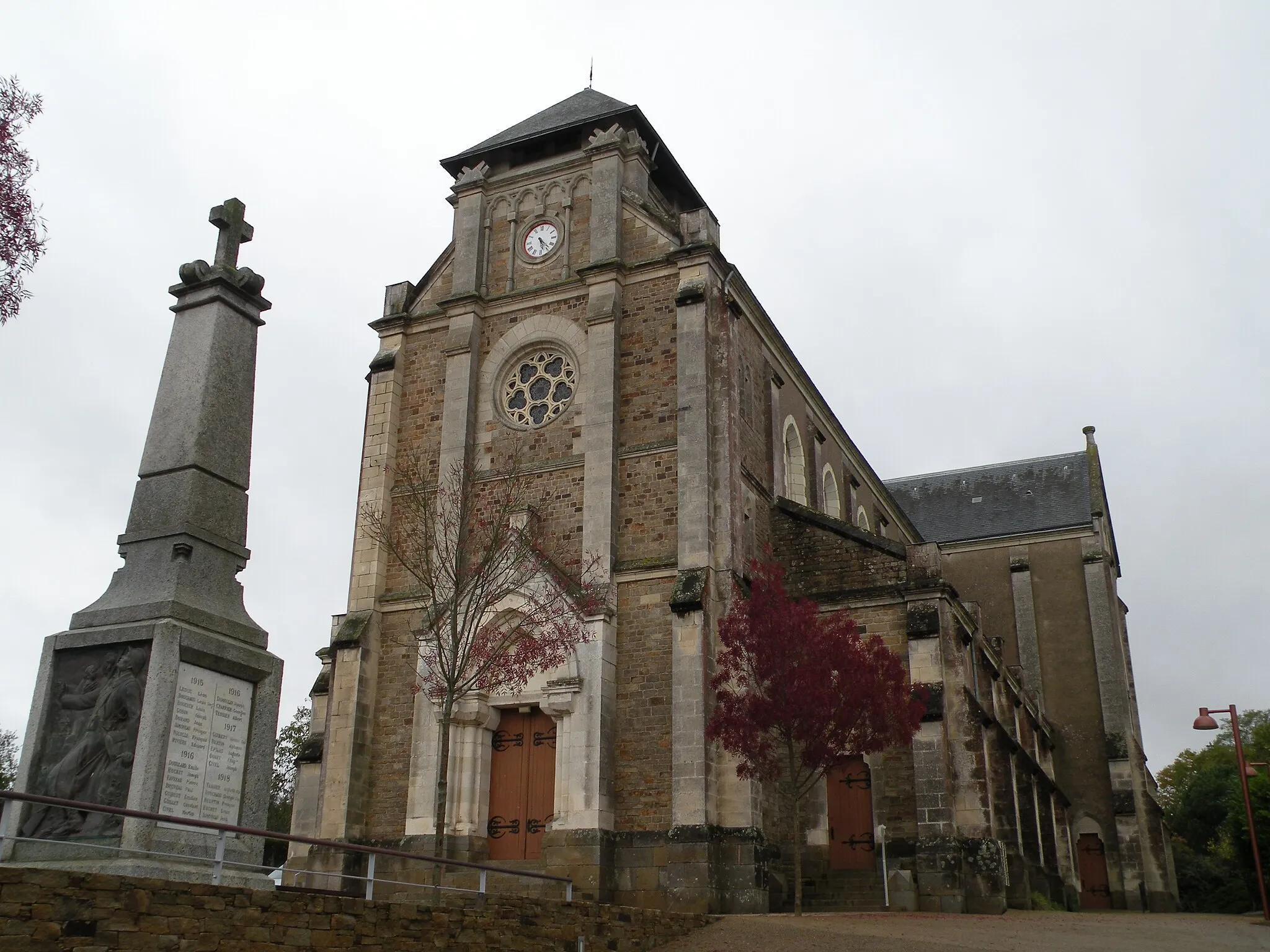 Photo showing: Church of Montbert.