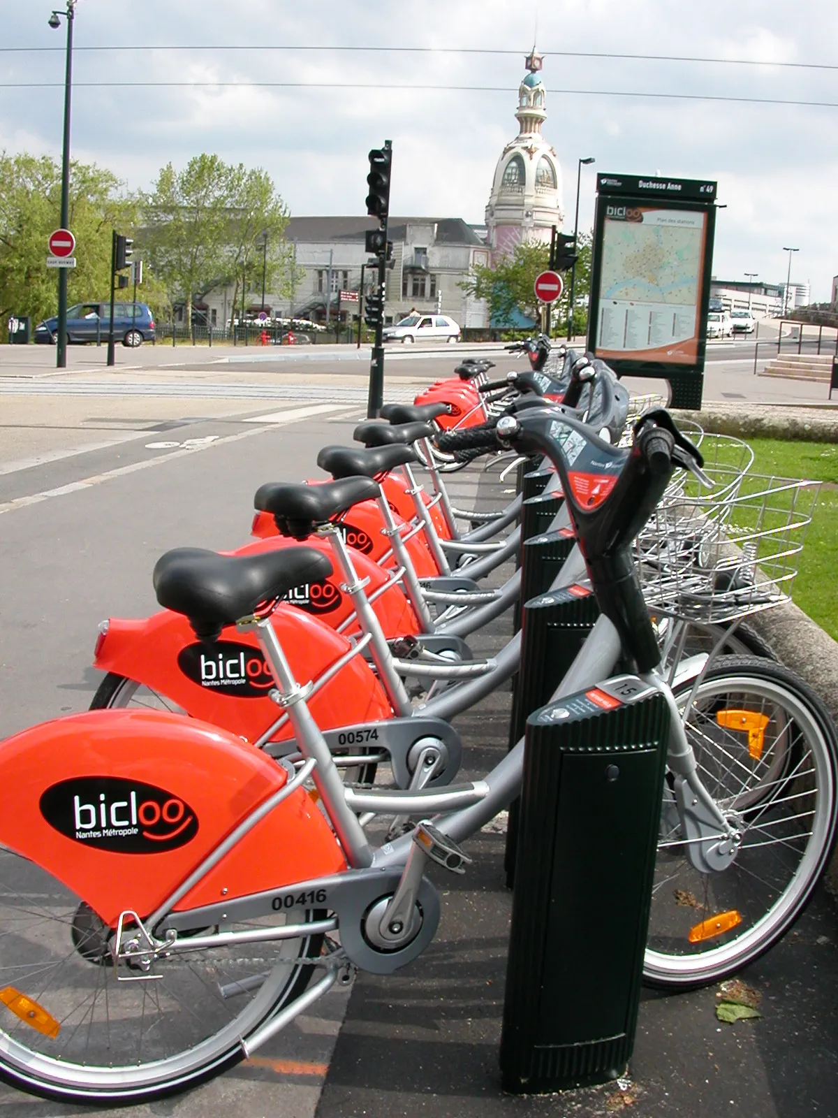 Photo showing: Bicloos tout neufs devant la Tour LU