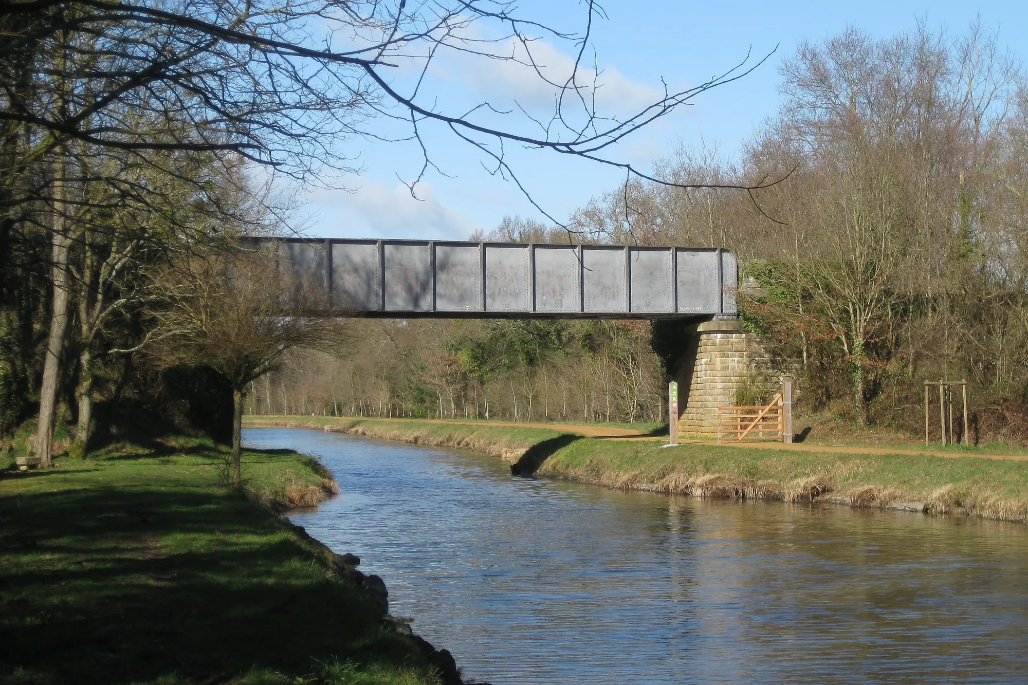 Photo showing: Le pont ferroviaire de la ligne Nantes - Châteaubriant sur le canal de Nantes à Brest, avant le remplacement de son tablier en 2011.