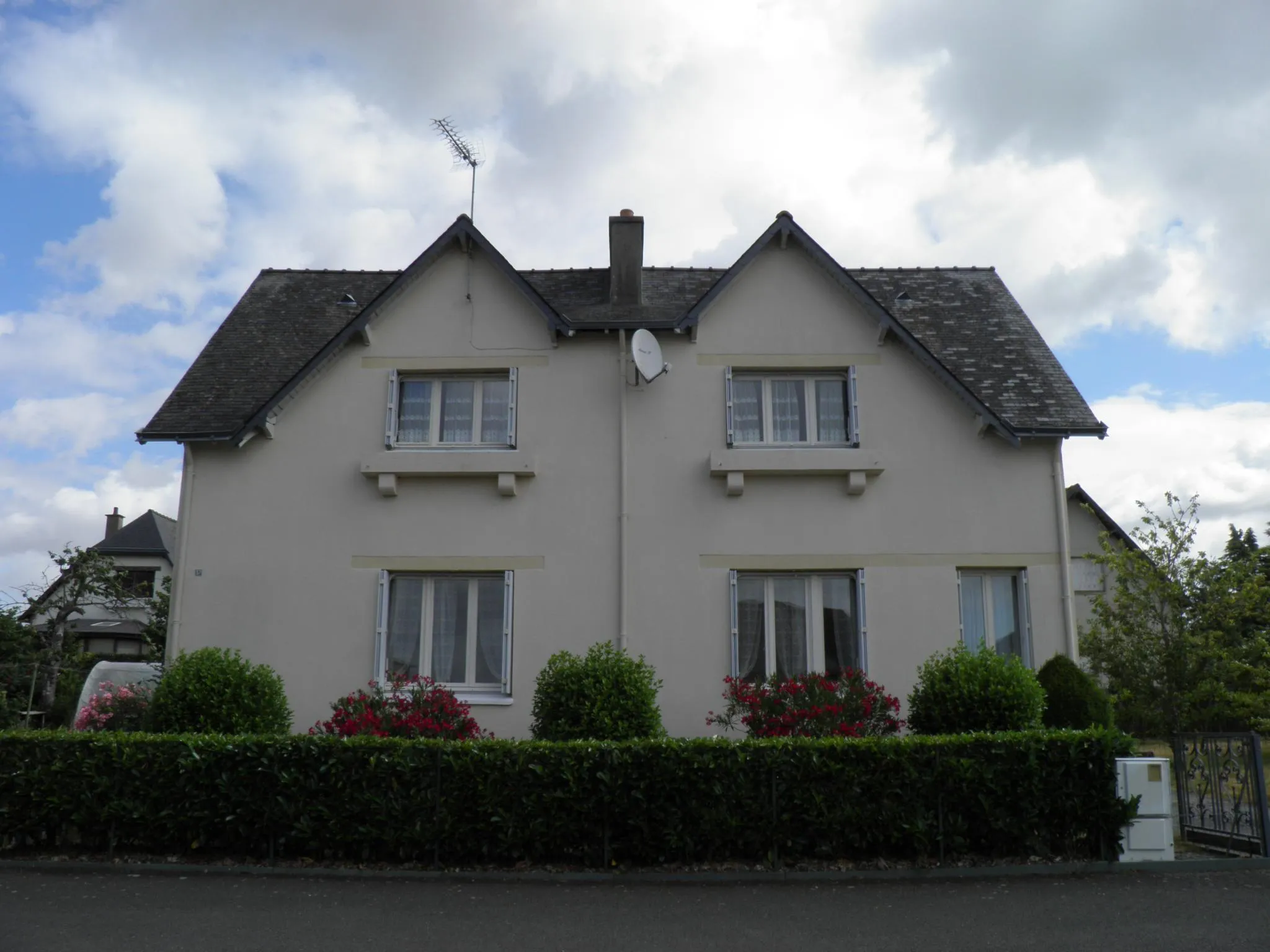 Photo showing: Cité-jardin de Noyant-la-Gravoyère. Type de maison vue en façade.