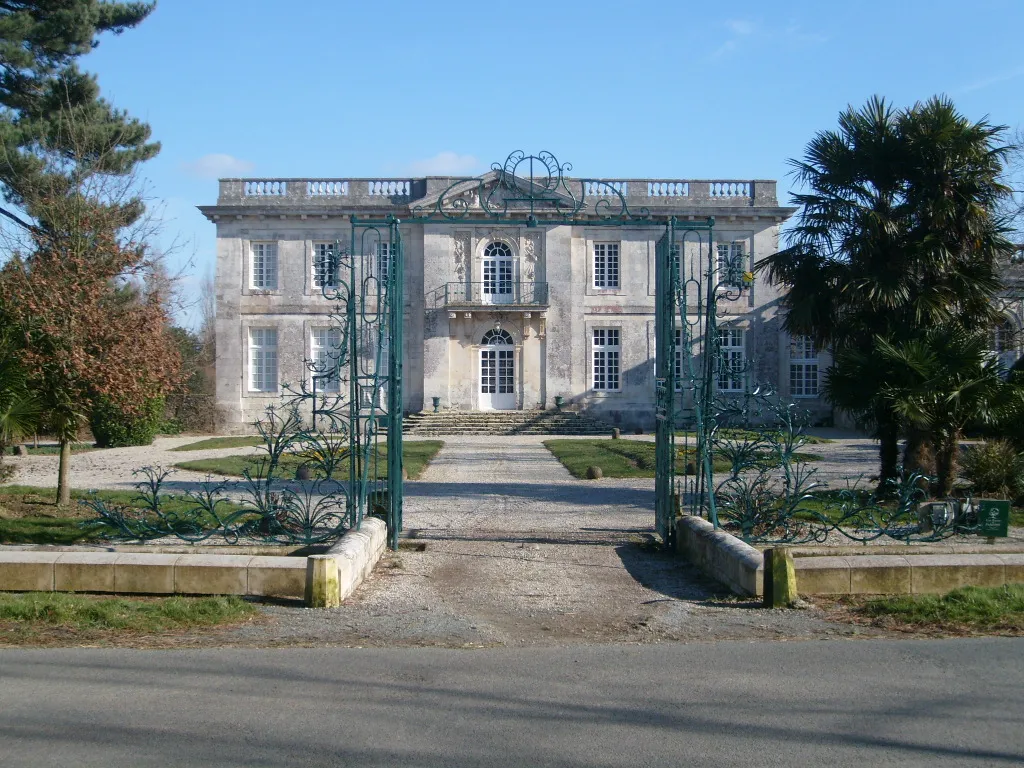Photo showing: Entrée du château de Pierre-Levée.