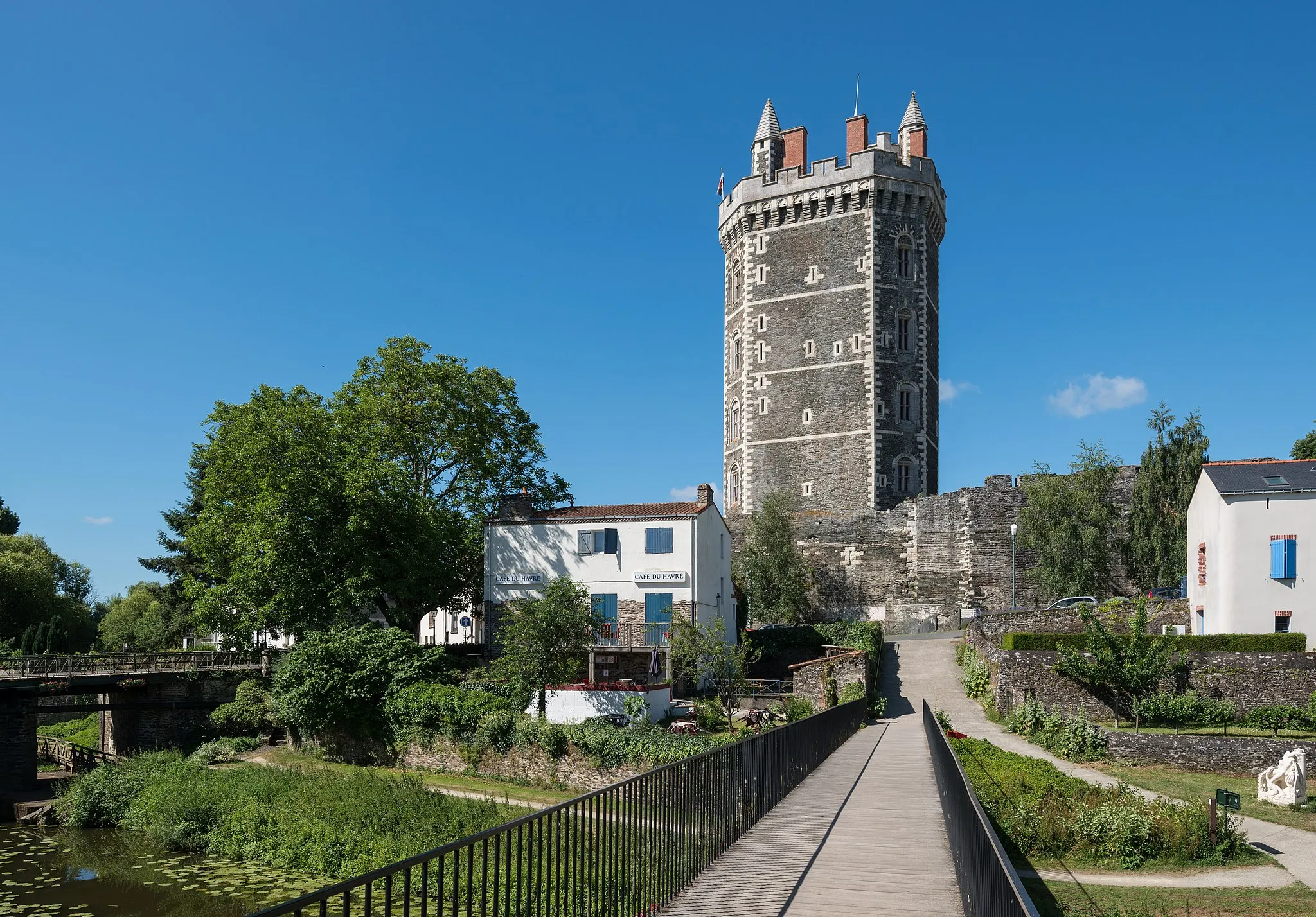 Photo showing: A northeast view of Château d'Oudon, as seen from the Hâvre river