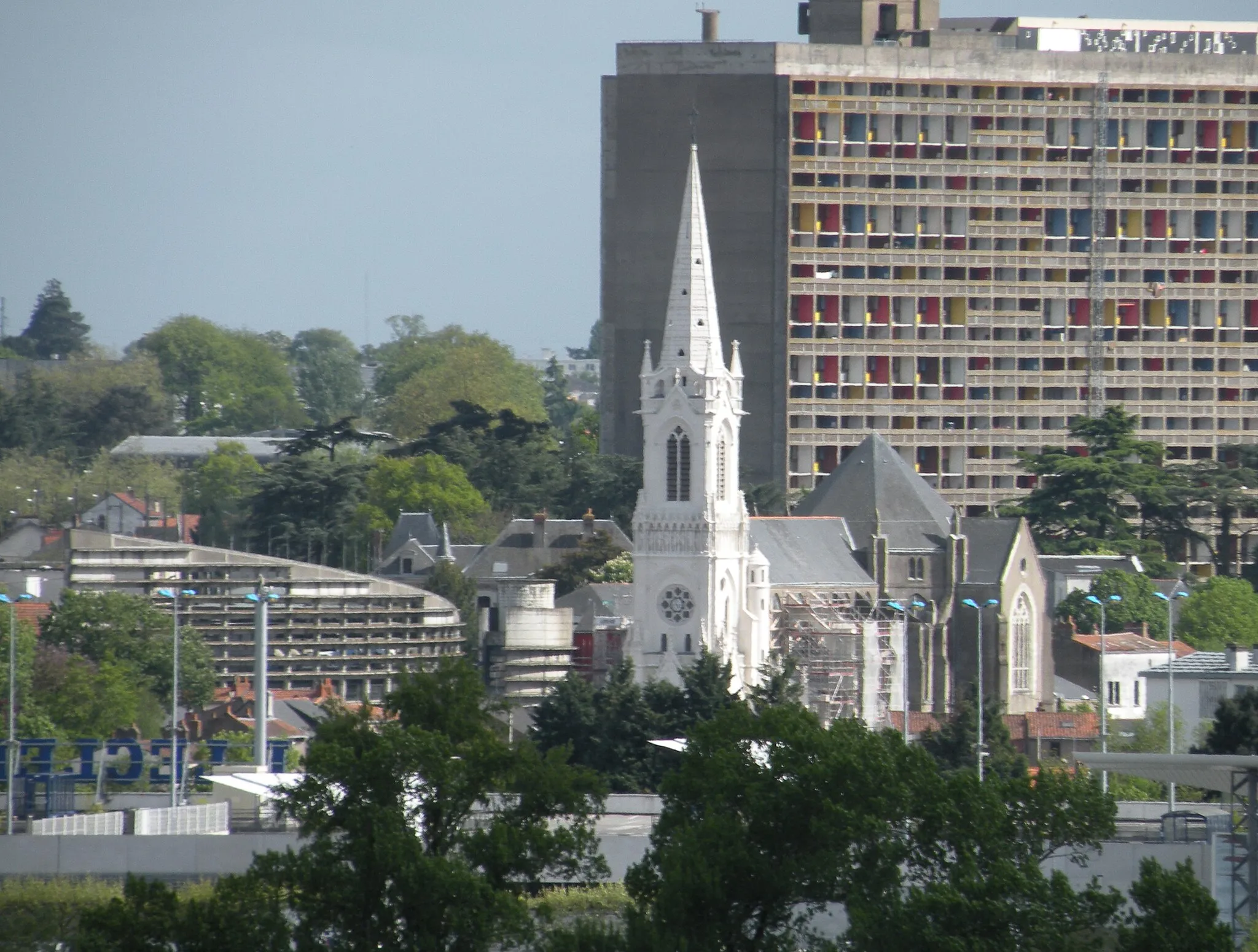 Photo showing: Le centre-ville de Rezé : mairie, église Saint-Pierre et Cité Radieuse