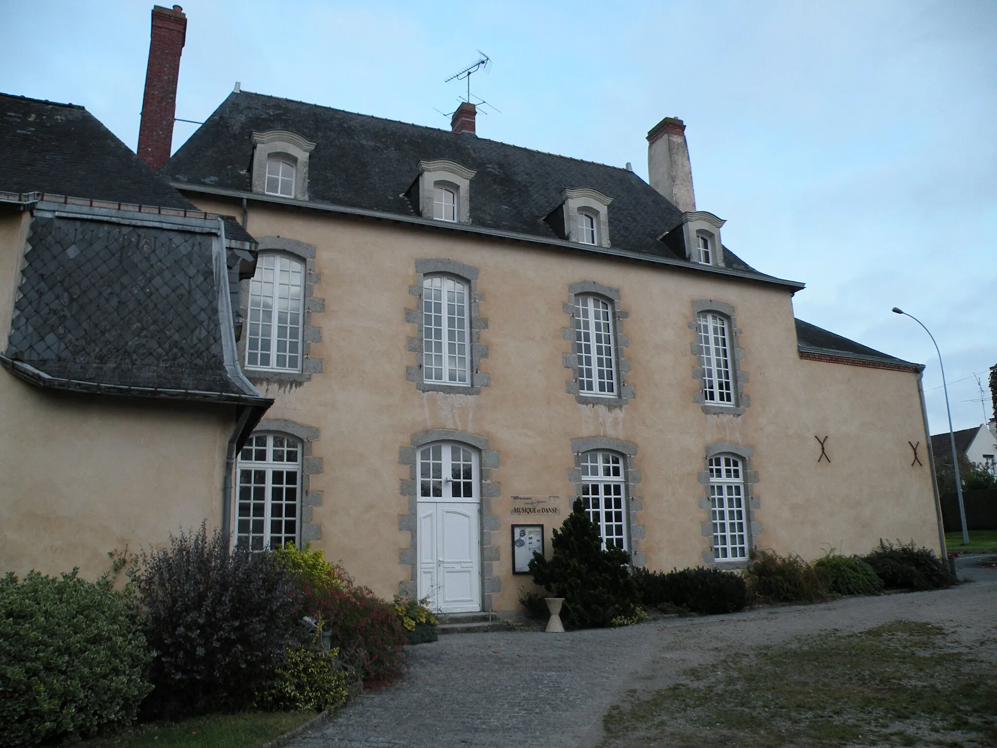 Photo showing: Music school of Saint-Berthevin.