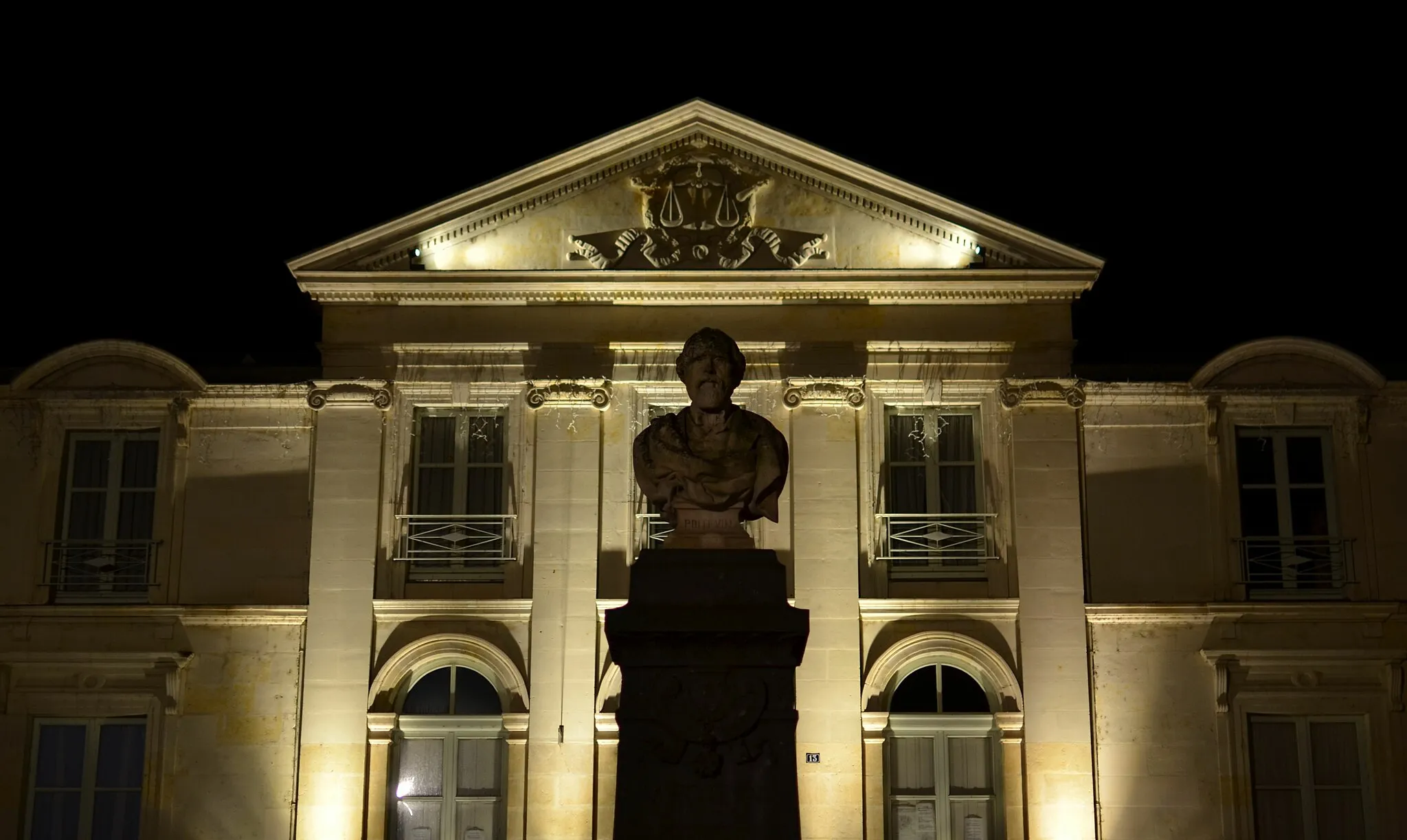 Photo showing: Buste de Poitevin, devant l'ancien palais de justice de Saint Calais (Sarthe)