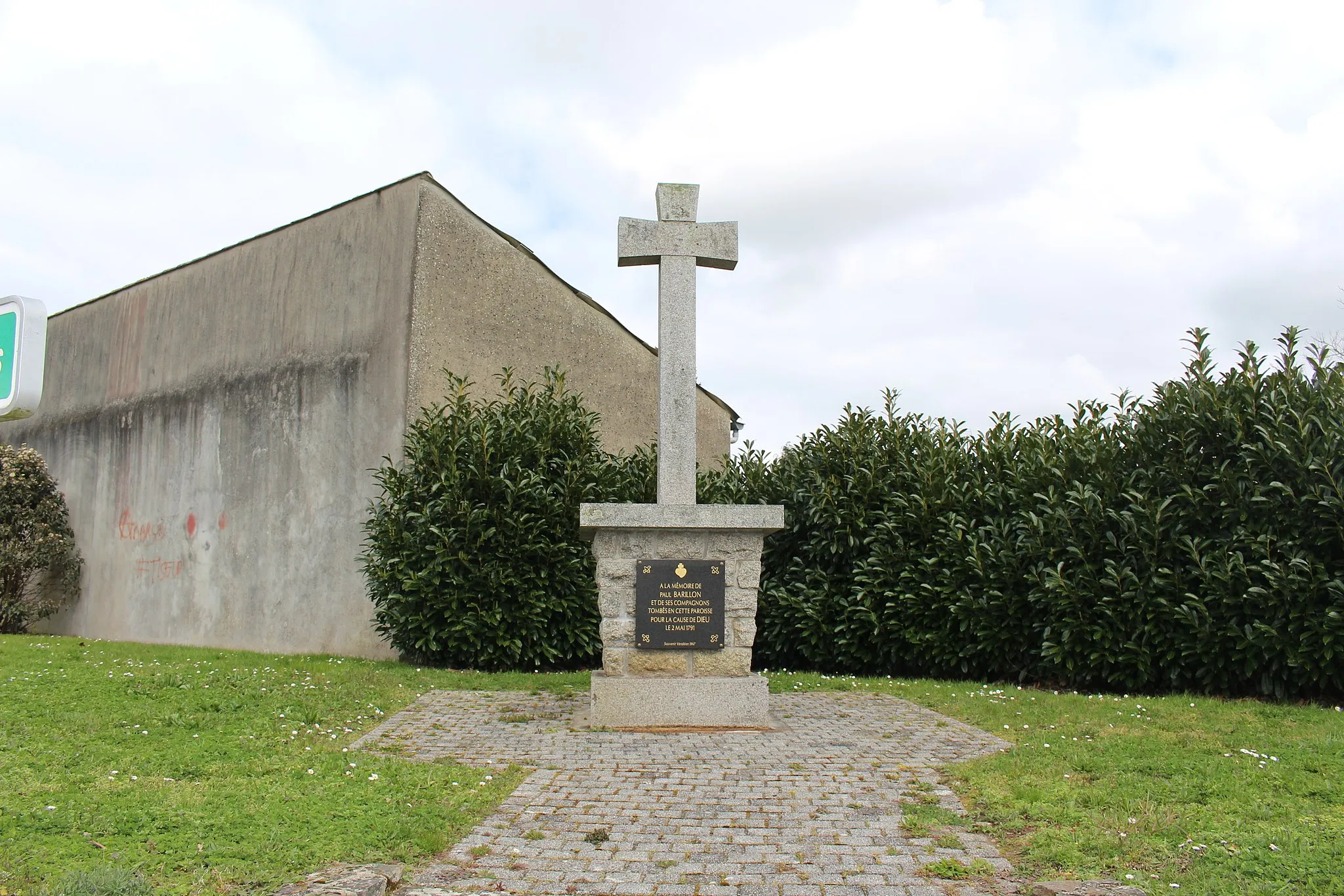 Photo showing: Croix en souvenir de Paul Barillon et de ses compagnons