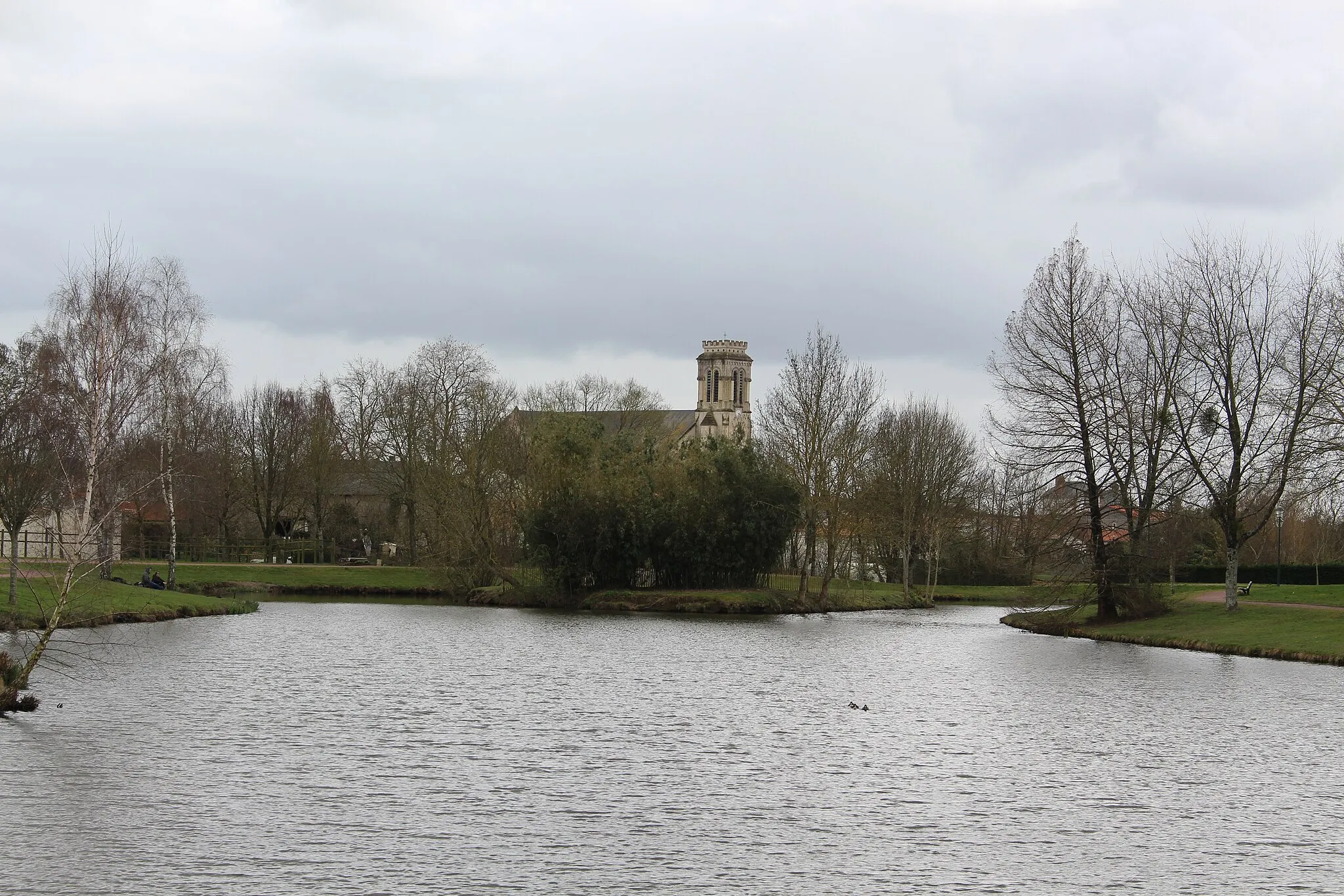 Photo showing: Plan d'eau des abras avec vue sur l'église