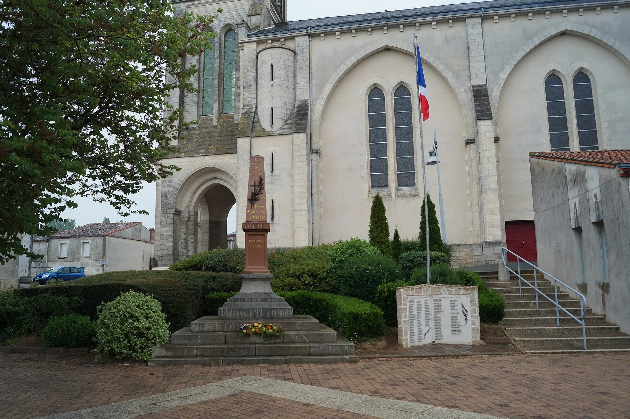 Photo showing: Le monument aux morts de Saint-Denis-la-Chevasse.