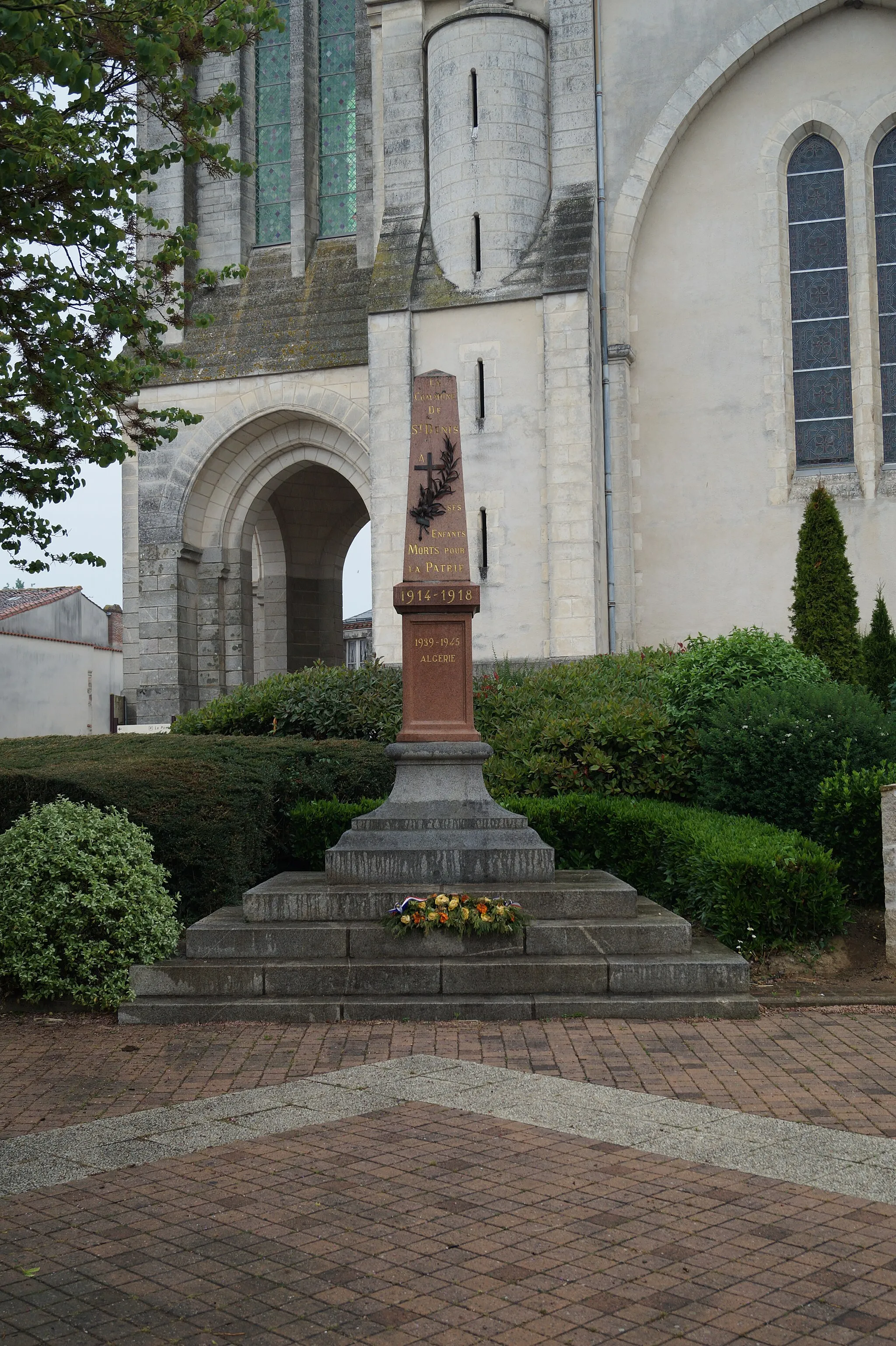 Photo showing: Le monument aux morts de Saint-Denis-la-Chevasse.