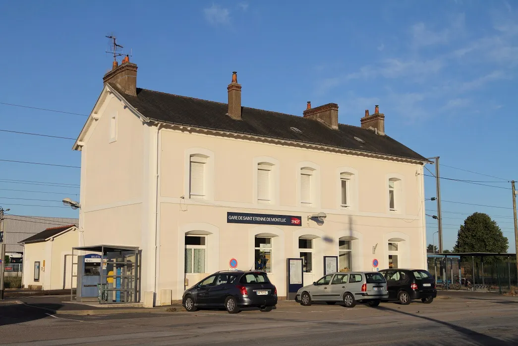 Photo showing: La gare de Saint-Étienne-de-Montluc en août 2013, Pays-de-la-Loire, France.