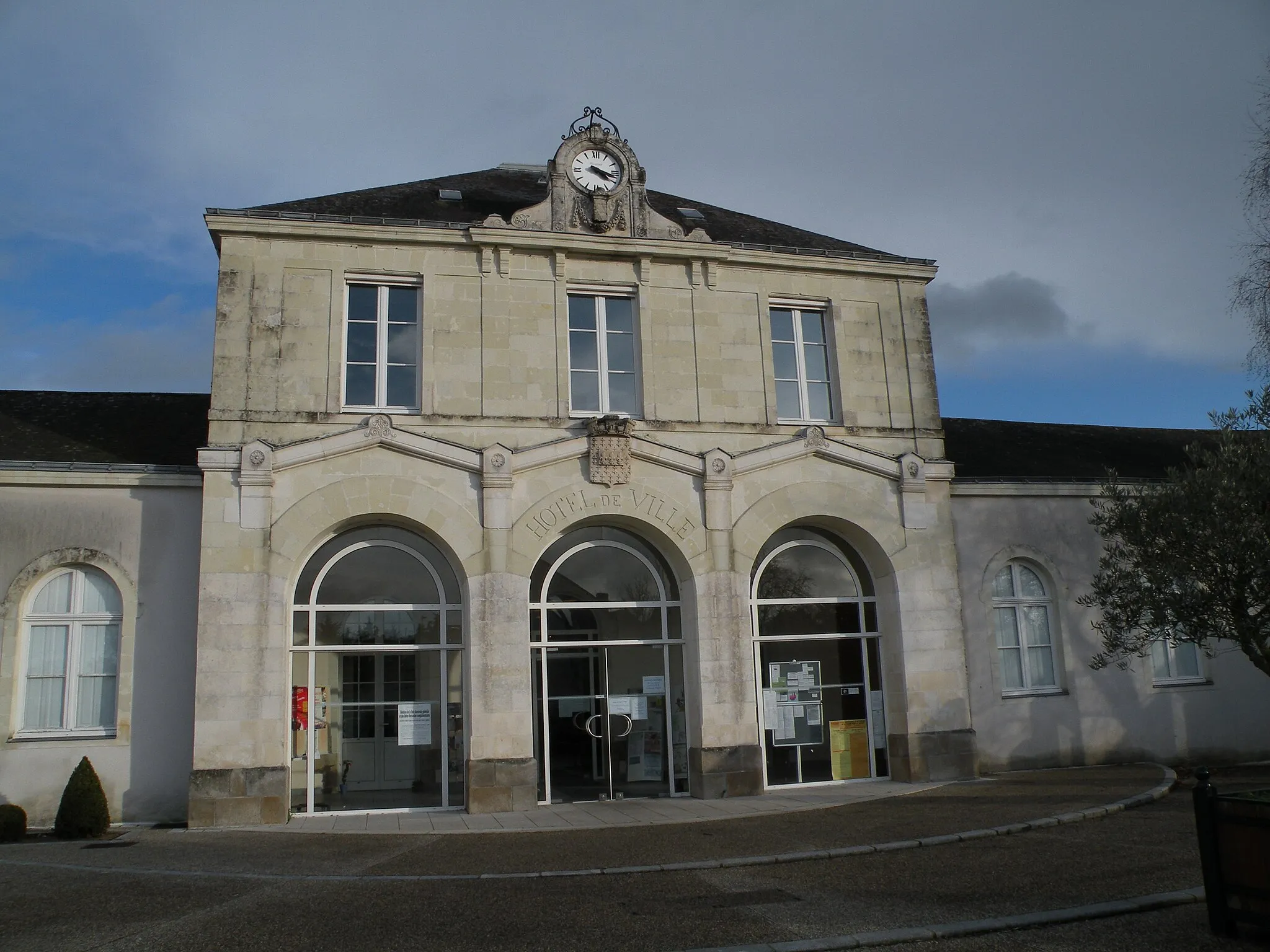 Photo showing: Town hall of Saint-Étienne-de-Montluc