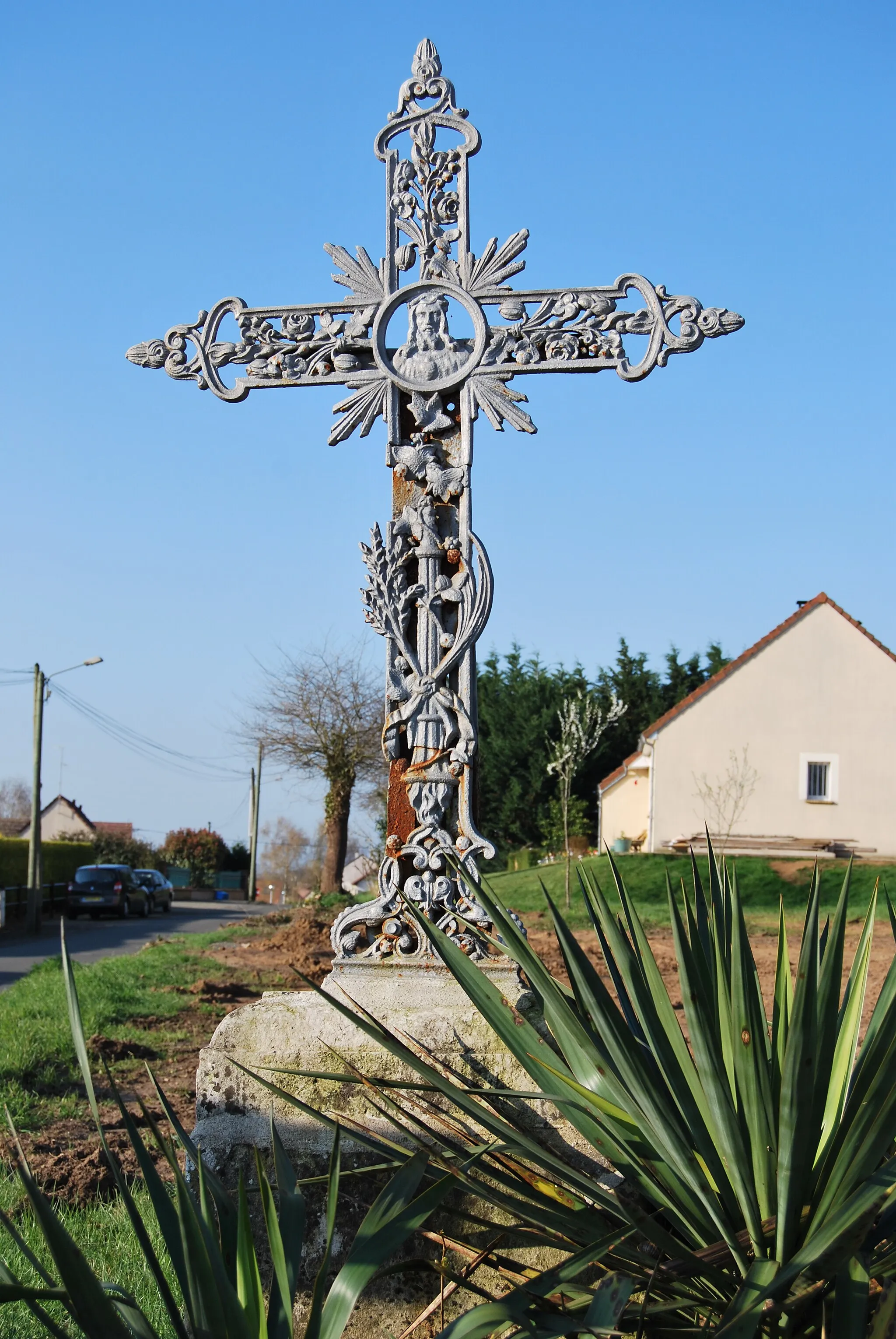 Photo showing: Croix Saint Apolline de Saint-Georges-du-Bois dans le département français de la Sarthe, en avril 2010.