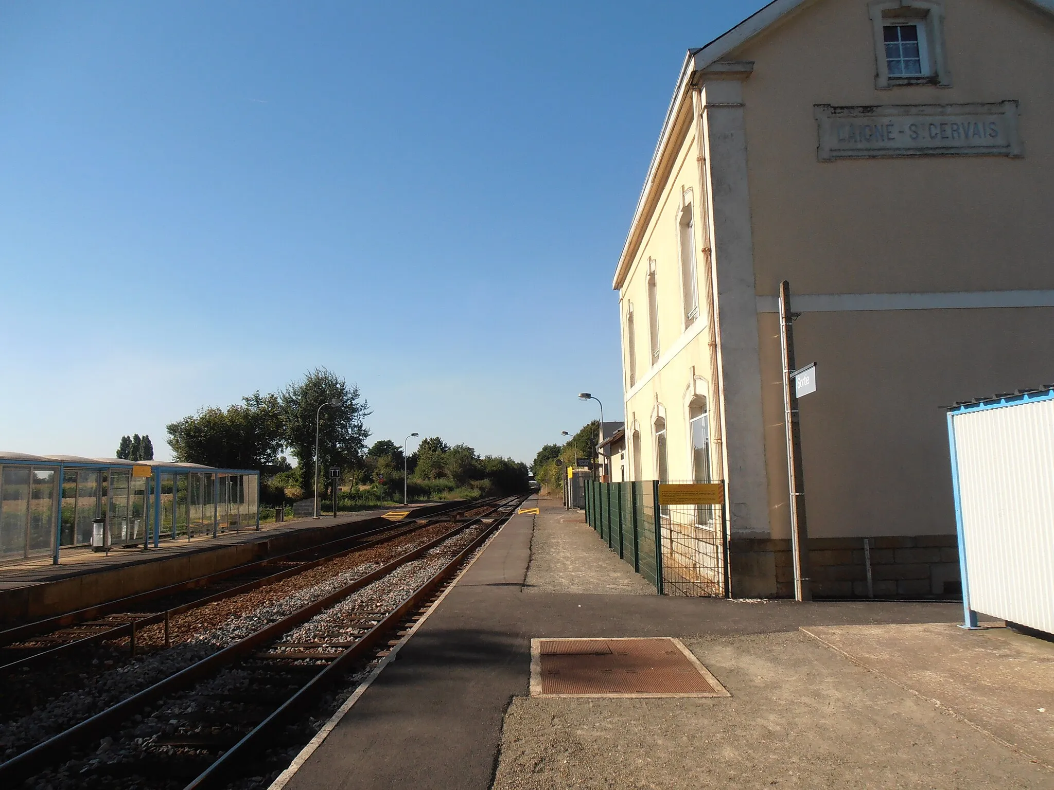 Photo showing: Le bâtiment et les voies en direction de Tours.